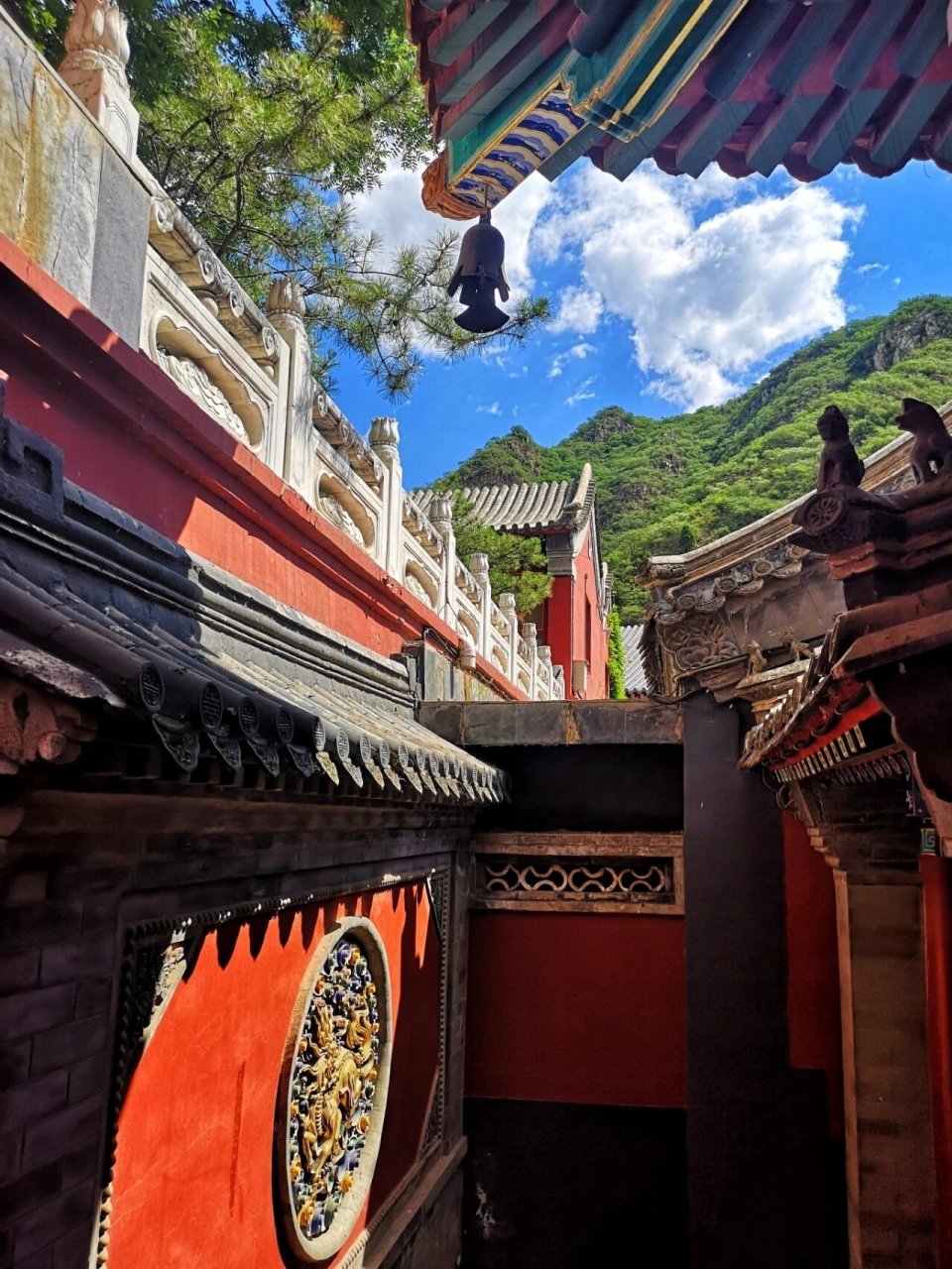 京西门头沟 白瀑寺 京西有白瀑寺,座落于雁翅镇金银山谷中的天然平台
