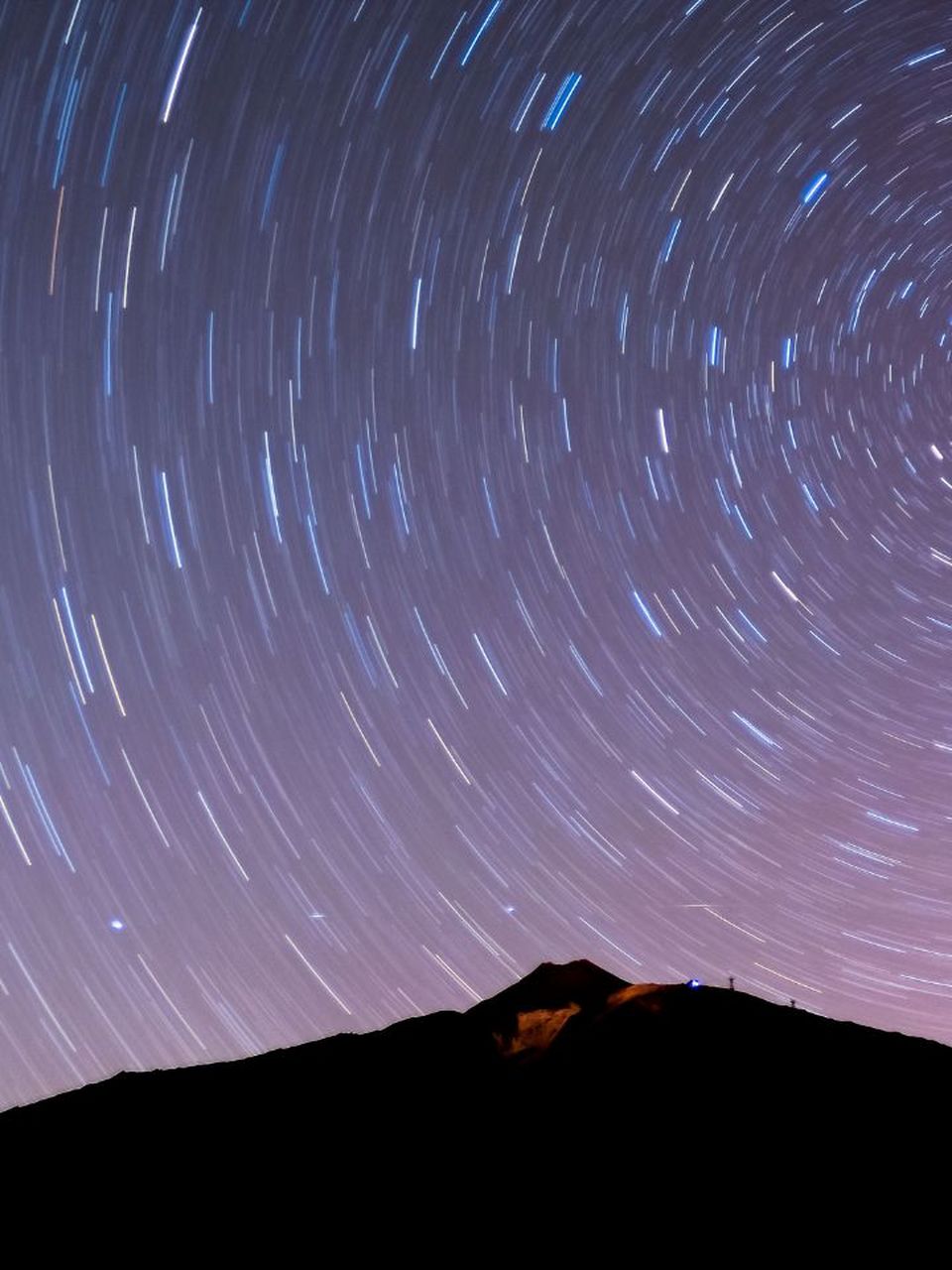 繁星点点,像细微的钻石粉末,洒在静静的夜色里.