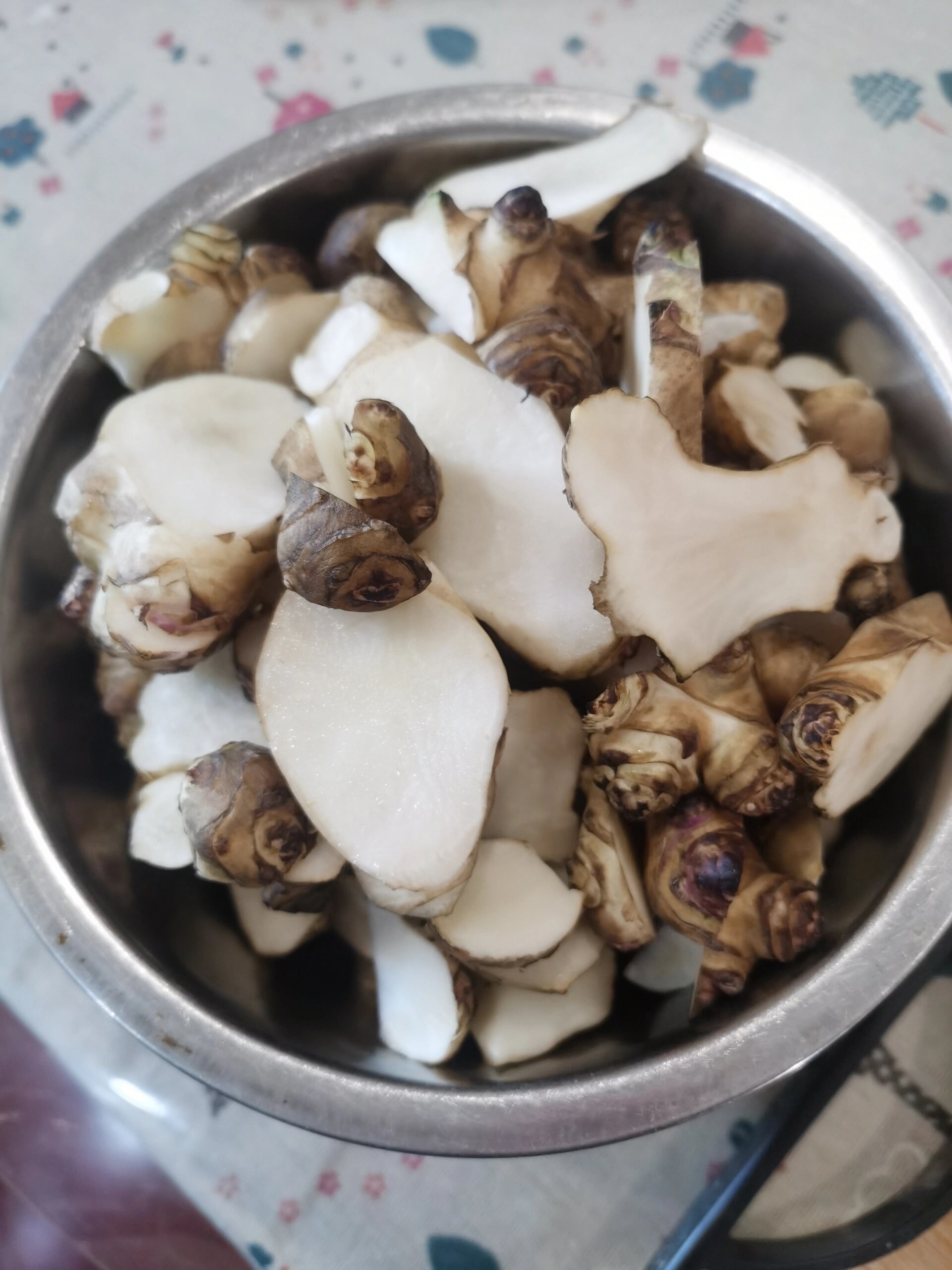 腌洋芋头来啦 回老家邻居送了一些洋芋头,腌制好了特别好吃,腌了两罐