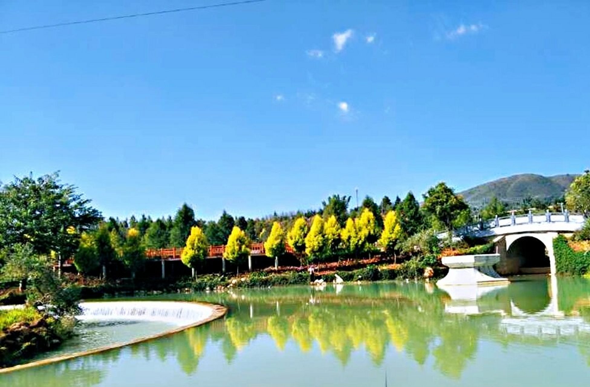 弥勒除了温泉还有锦屏山         景区位于弥勒县北约十公里,自驾可