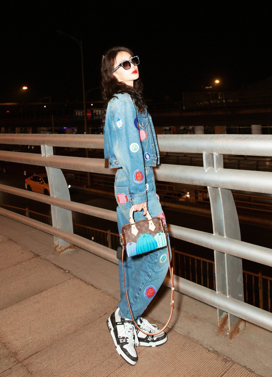 金晨牛仔穿搭造型组图,卷发,红唇,墨镜,一身牛仔穿搭,酷感十足