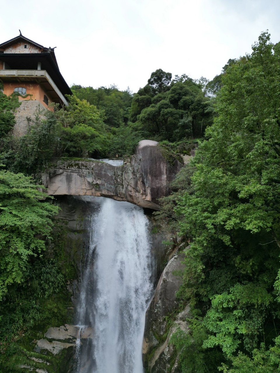 石梁飞瀑景区 石梁飞瀑位于浙江省天台县城北22公里的天台山中,是浙东