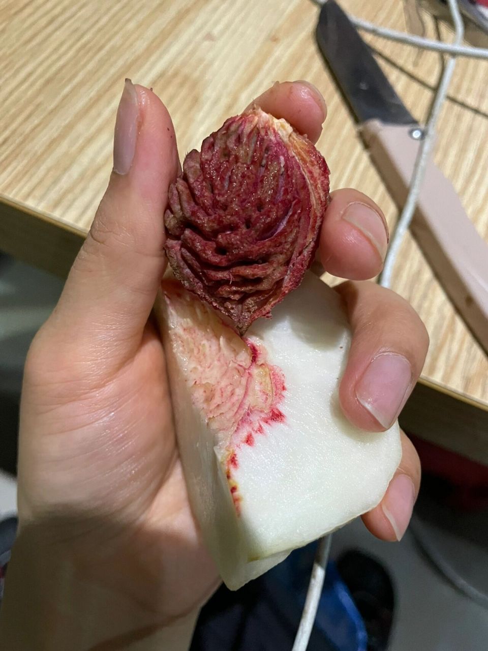 经常干这事,就动了一下手,这桃核还是得要野的小桃子做出来的才好看