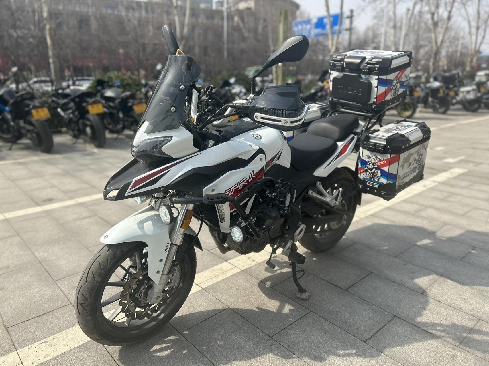 贝纳利trk251 入门级拉力 水冷250排量前后带abs 加装满配!