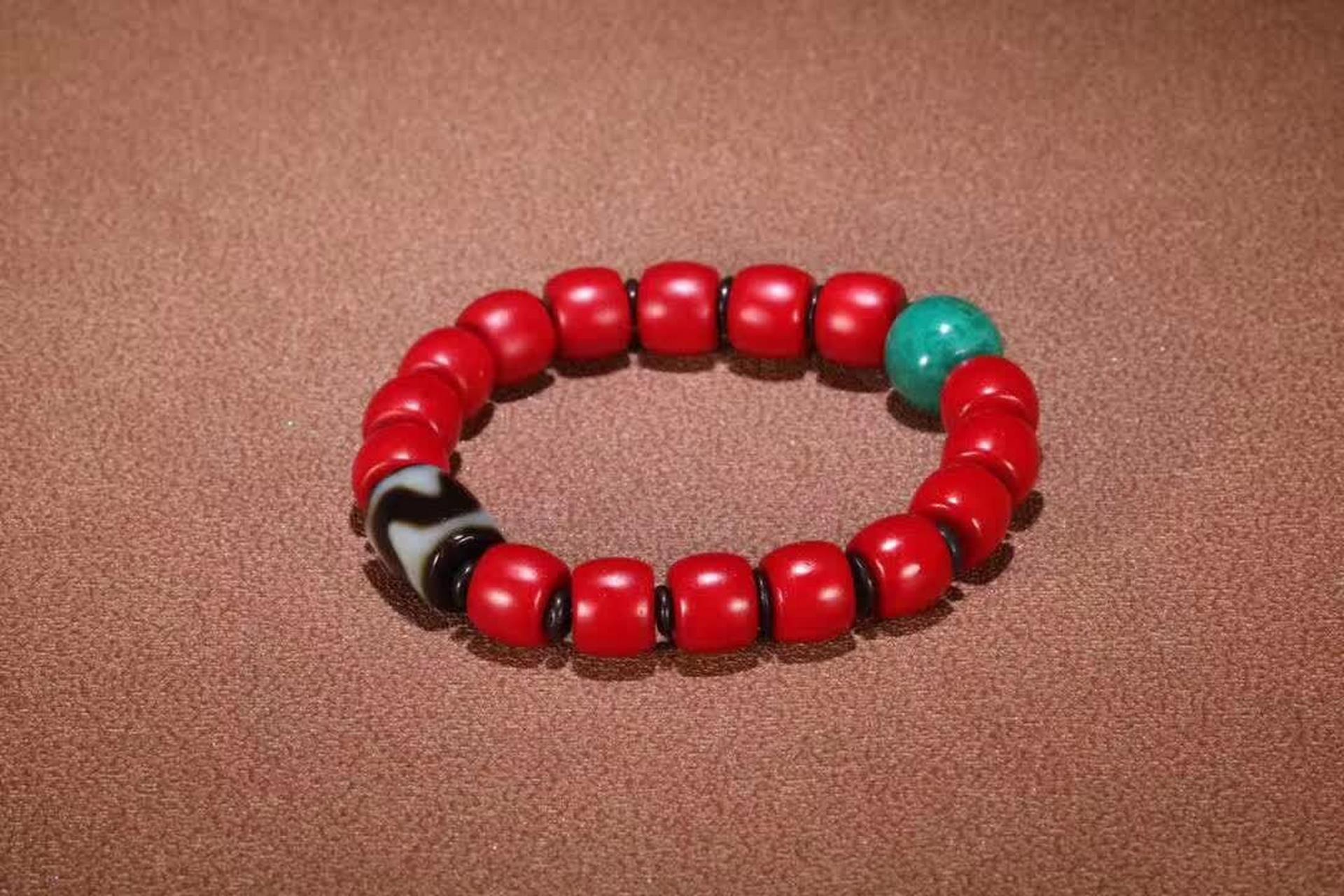 藏传·雪巴绿松石至纯虎牙天珠手串以其独特的韵味与深厚的文化内涵