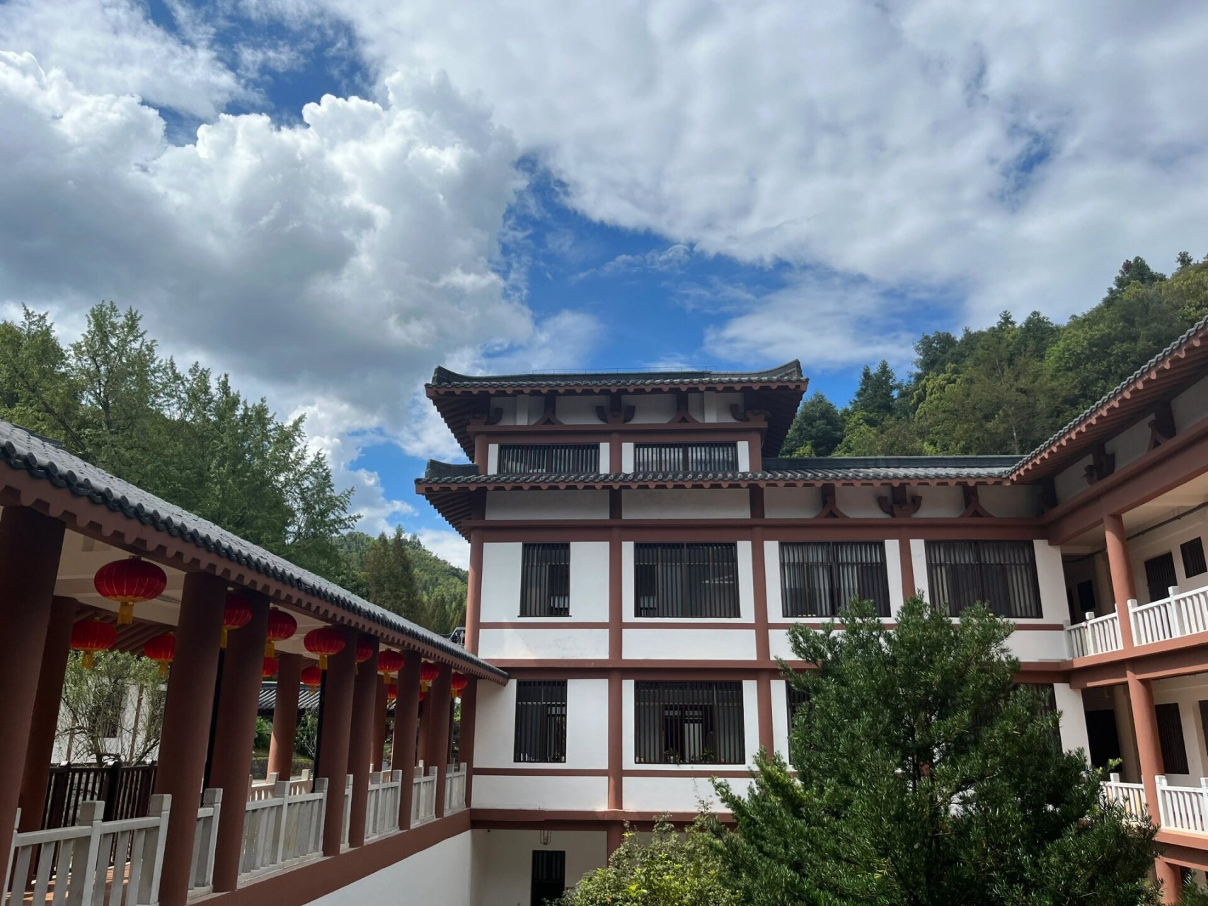 江西曹山宝积寺 想拍法物流通处的手串,结果没开门.