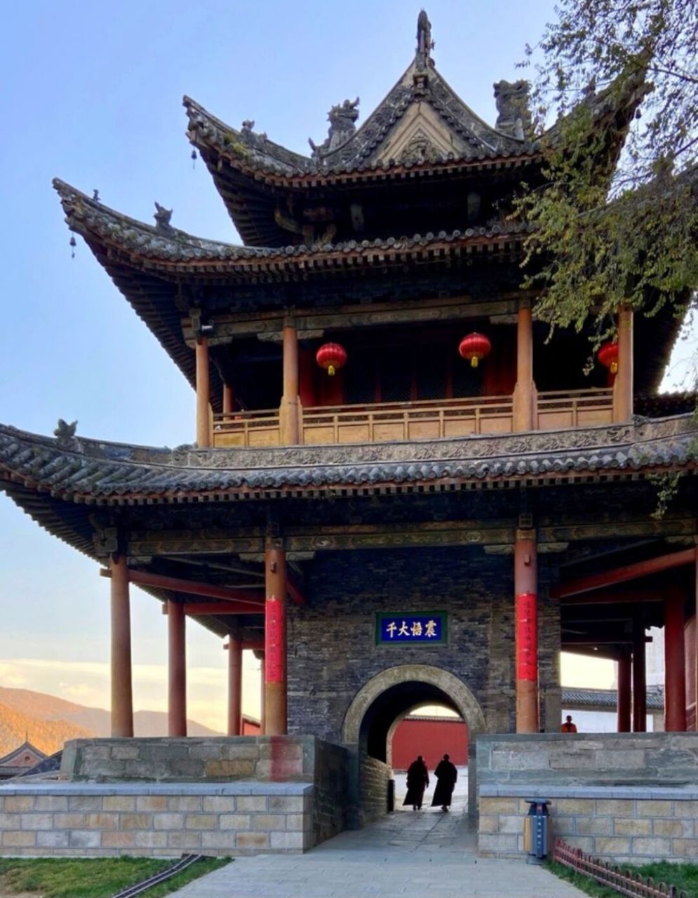 五台山大显通寺|五台山最大最古老的寺院 从塔院寺出来有一条两边红墙