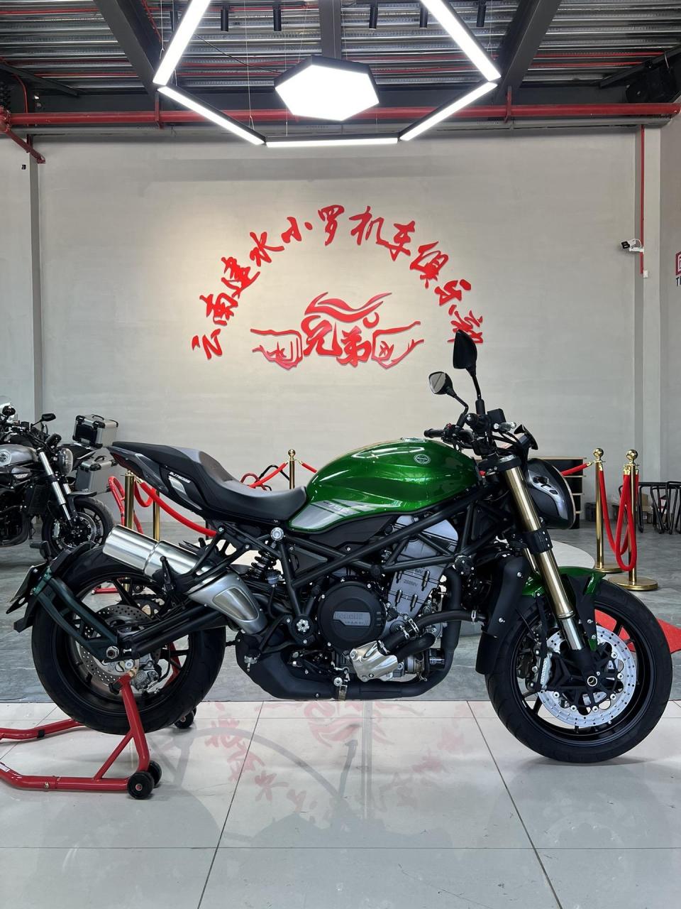 最新到店一台贝纳利752s顶配 落户 精品1手车  长时间停放没有骑 前后