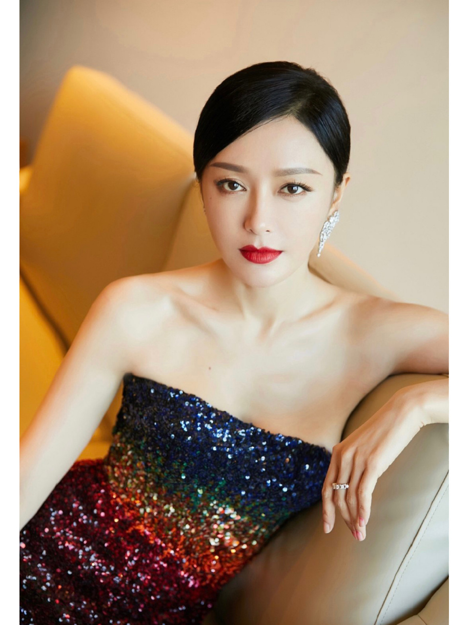 秦岚 彩虹亮片闪耀长裙,收腰拖地曼妙身材曲线优美!