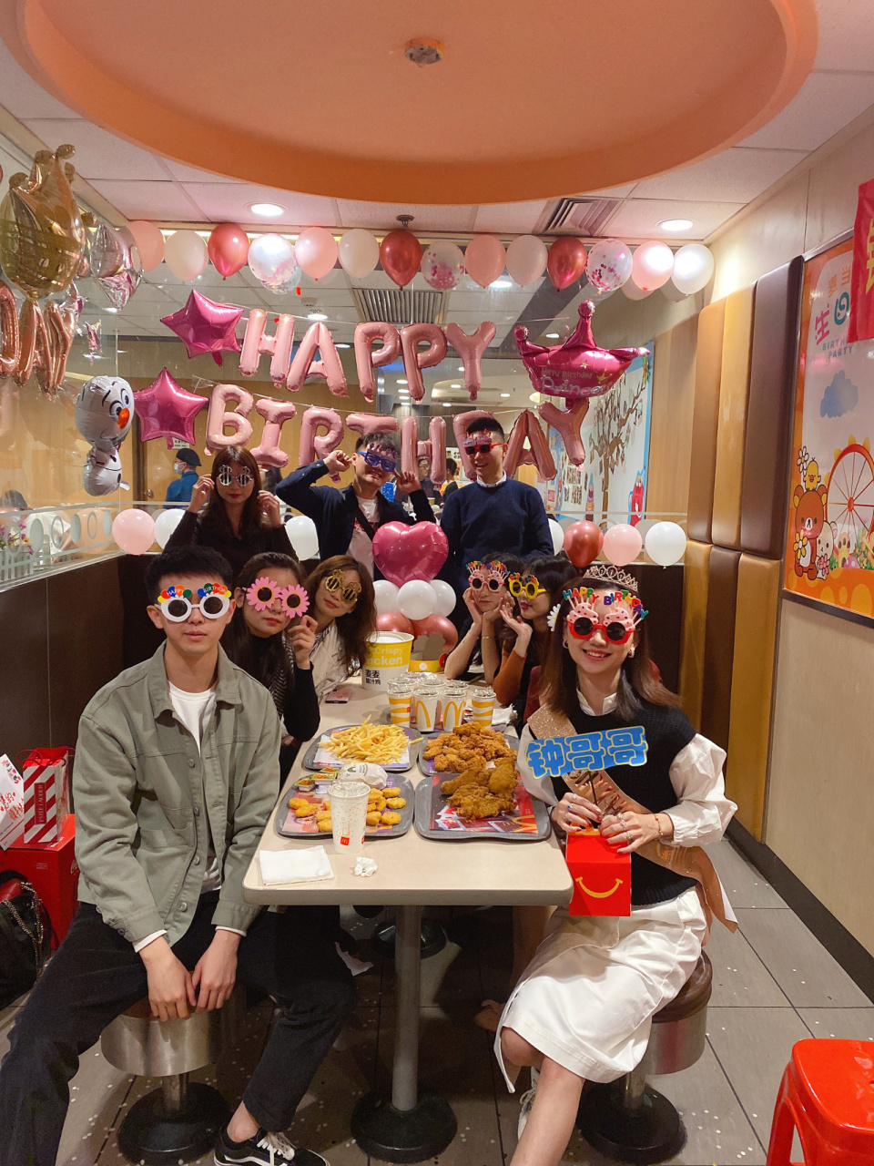 原因是我和他提起过,我小时候都在麦当劳过生日!