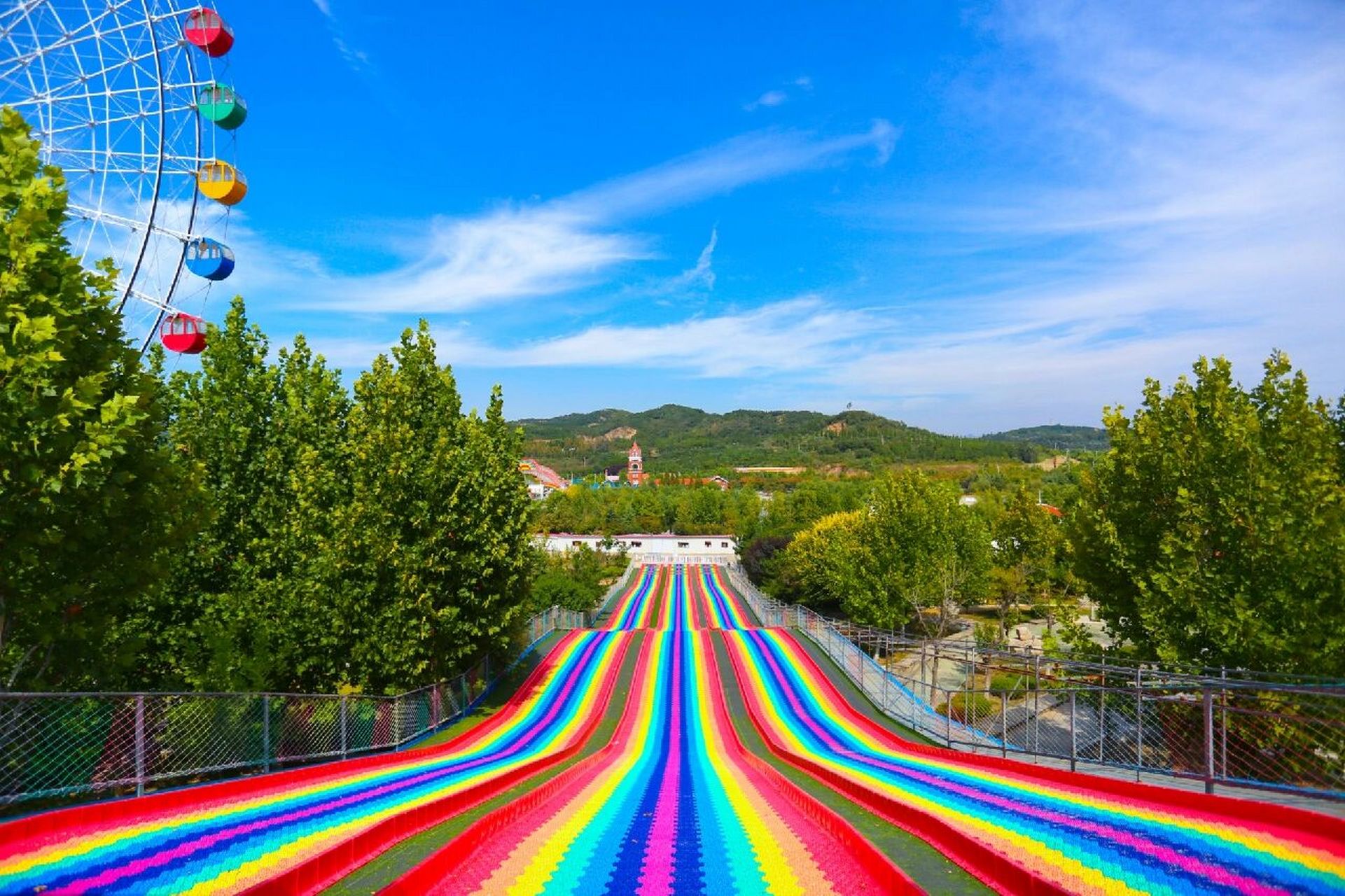 就在烟台招远架旗山景区 拥有摩天轮99的游乐场 也太太太梦幻了吧!