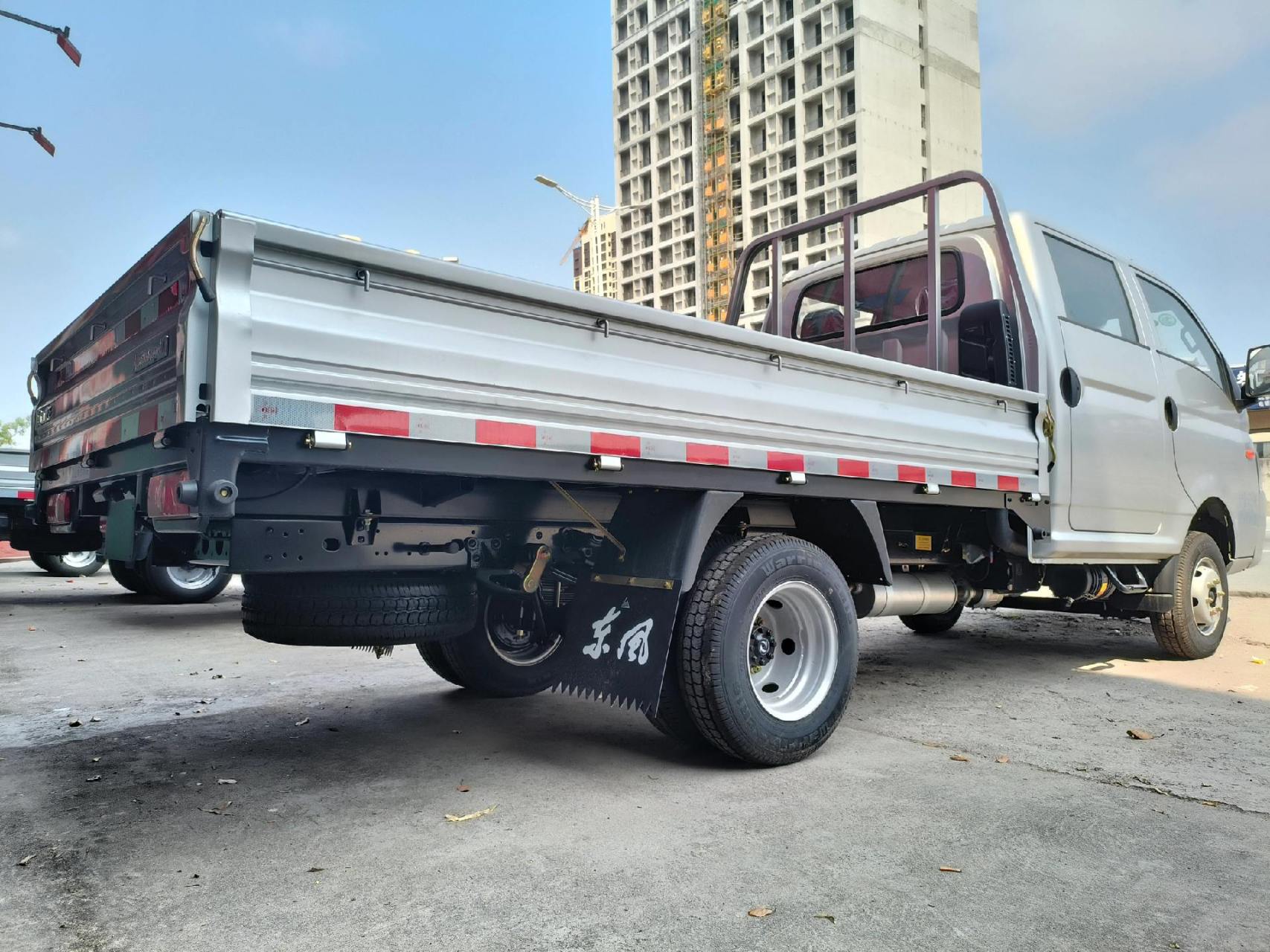 6 l汽油双排后双轮.东风小霸王w17,1.6l柳机汽油后双轮,双排2.95米*1.