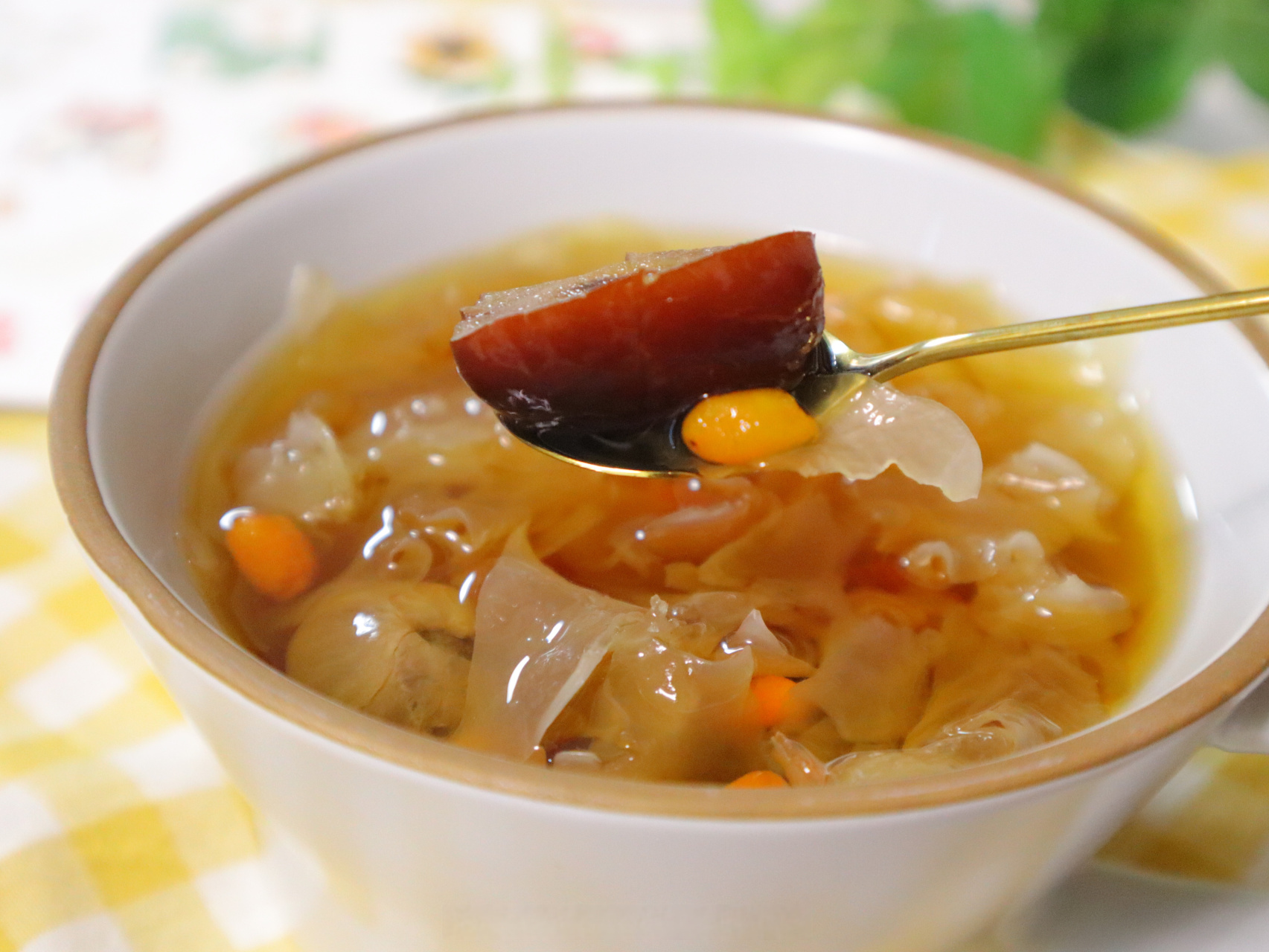 桂圆红枣枸杞银耳羹9909～ 秋天干燥两头又有些凉,喝着舒服