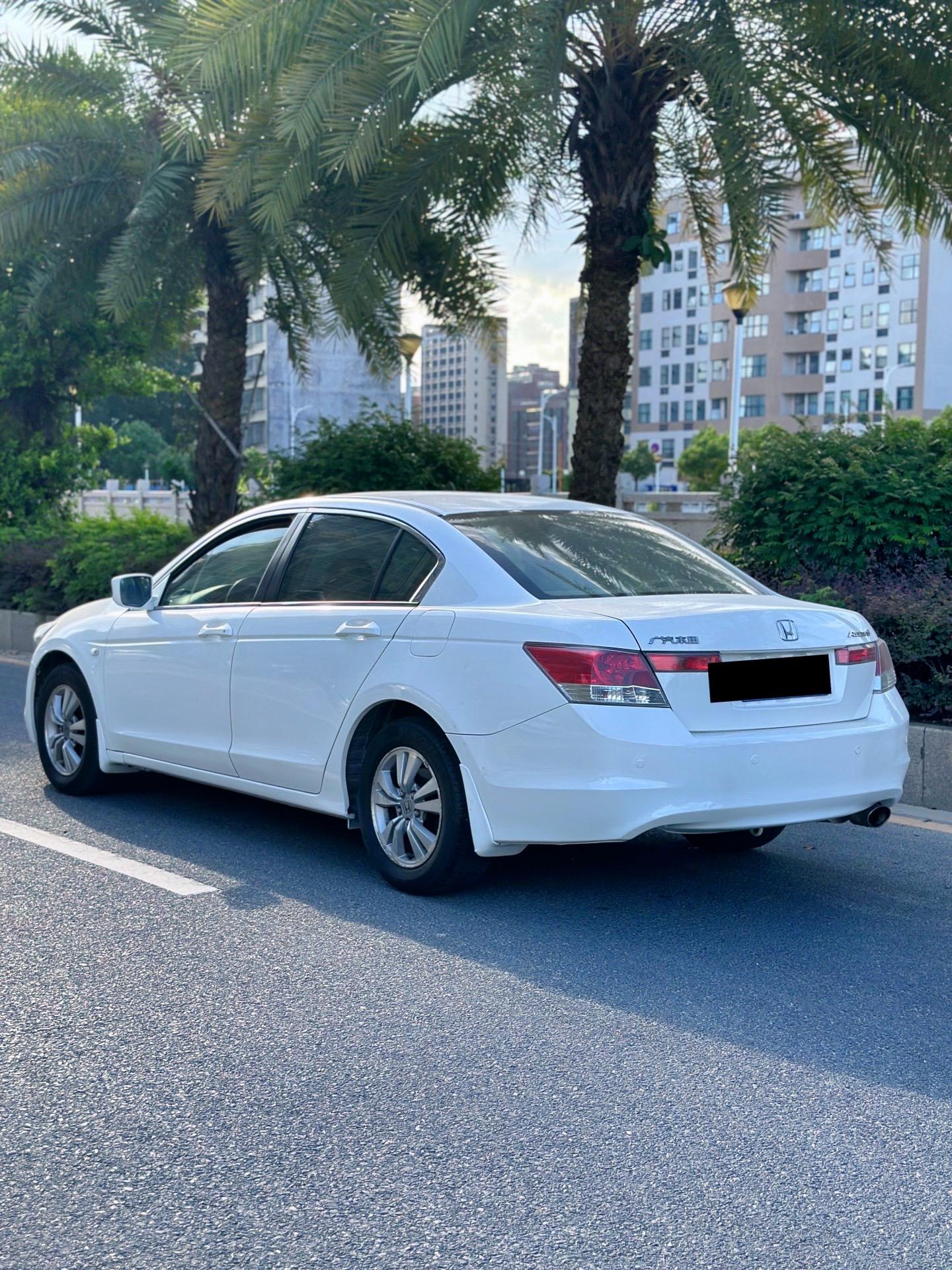 雅阁 20l豪华版 天窗 原车6碟cd 电动座椅 多功能方向盘
