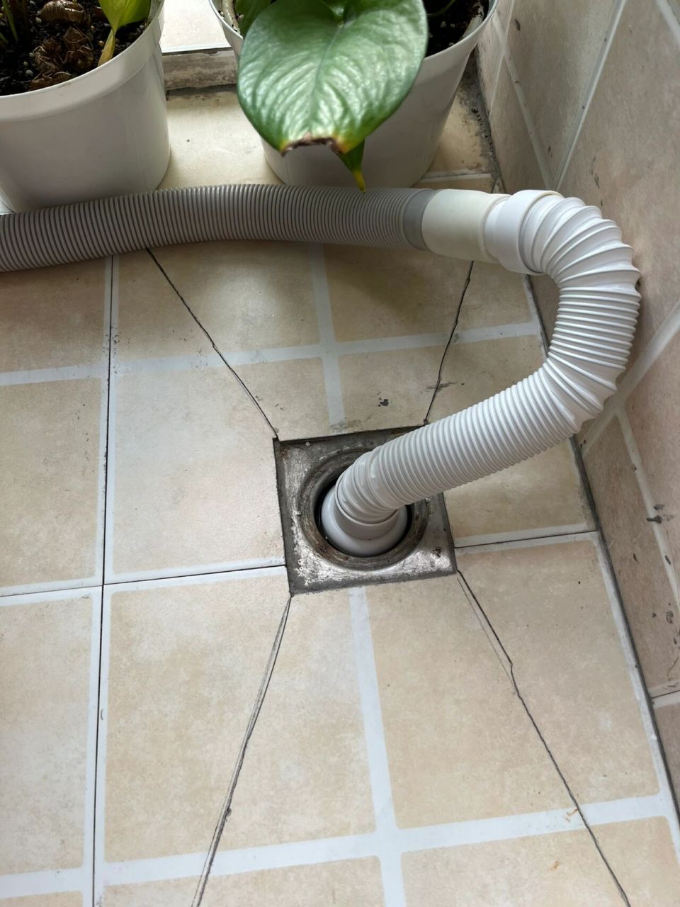 阳台洗衣机下水管往外溢水不用花钱就可搞定 阳台洗衣机下水管往外益