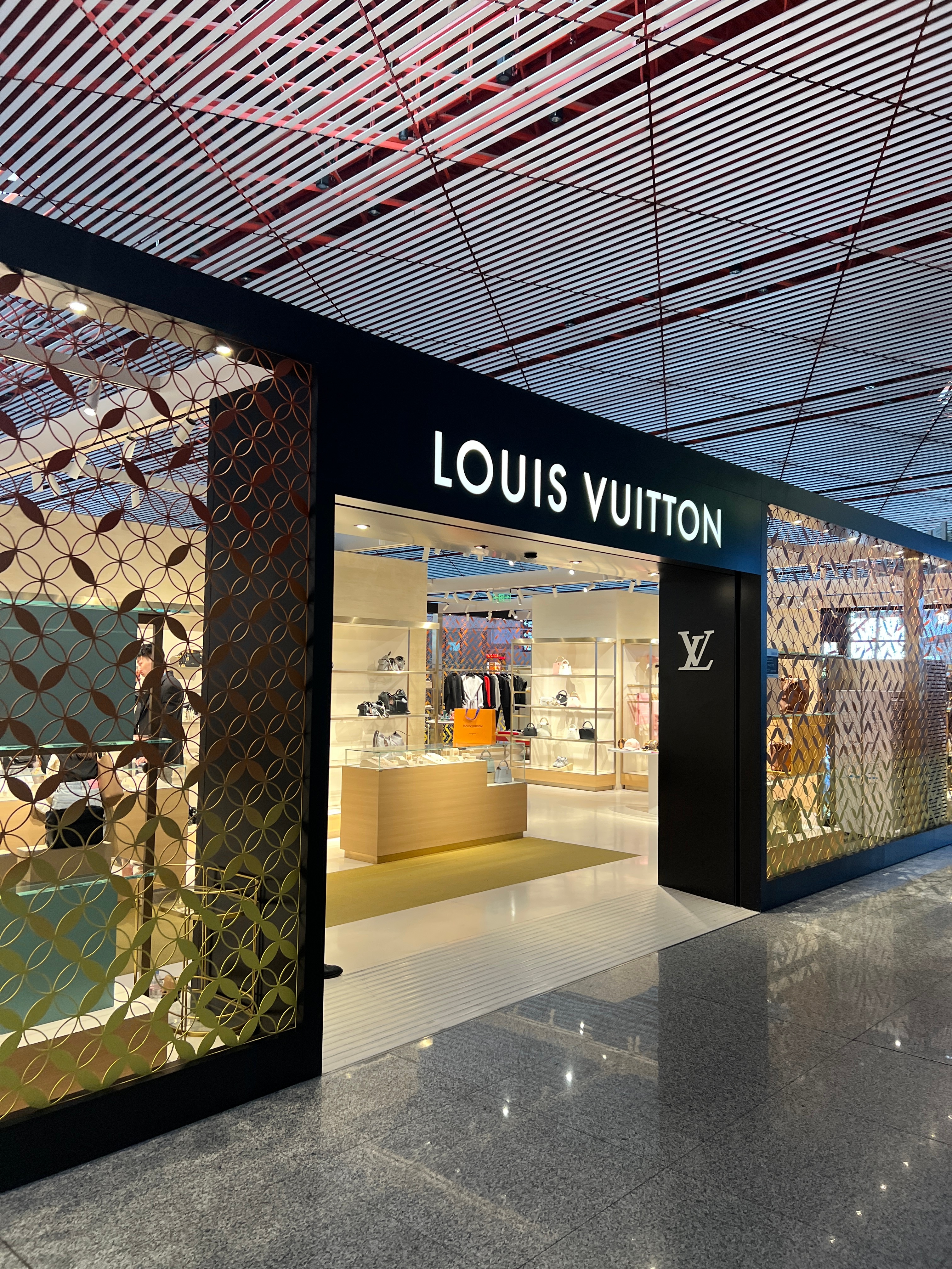 路过lv,想想今天的热搜,那些有钱人啊,日子过的也不一定有多开心