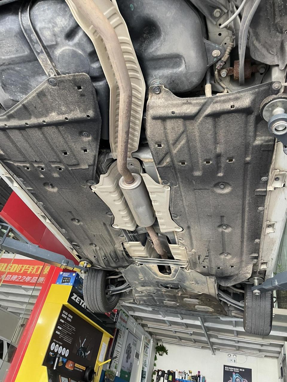 东风本田思域底盘护板损坏更换全新改良塑钢