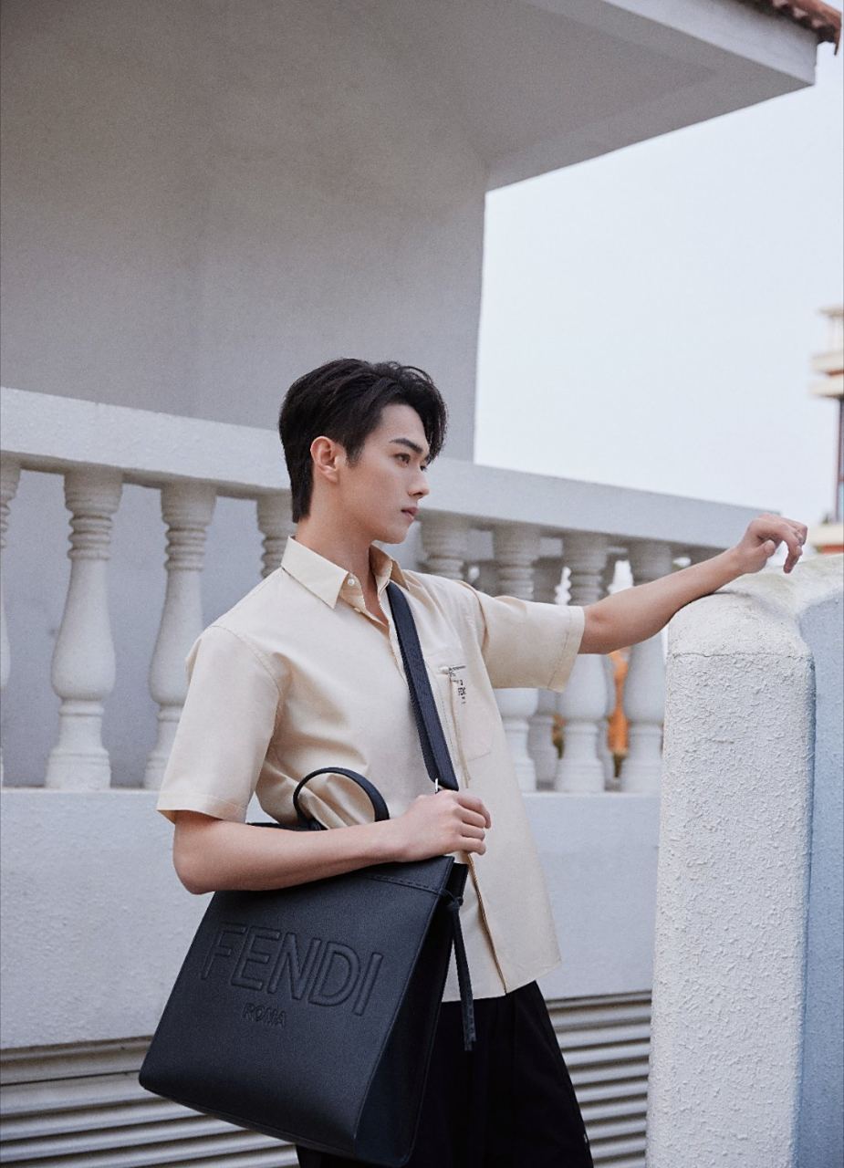 许凯男大白衬衫写真# @许凯soso 真的是穿衣显瘦脱衣有肉,这一身蒙