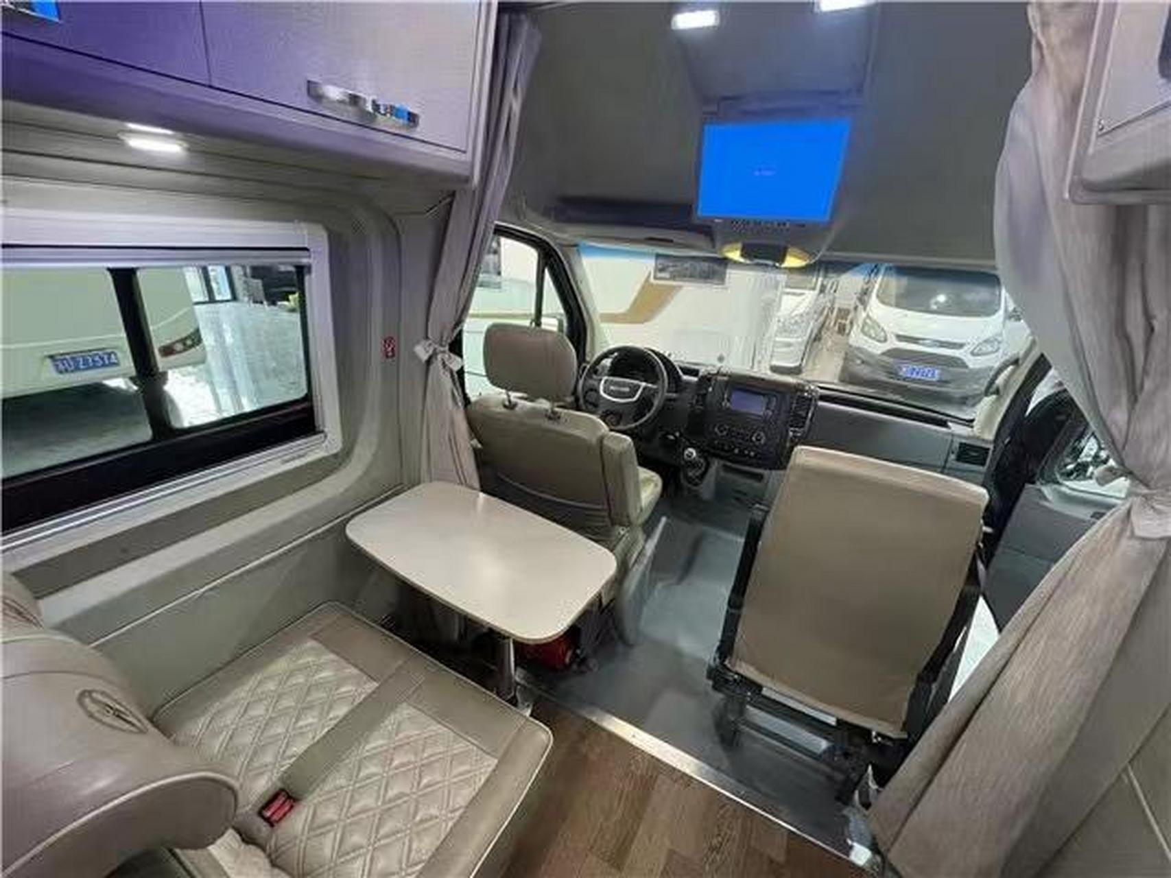 2016款金龙海格b型房车 表显里程:3万公里 上牌日期:2016年12月 外廓