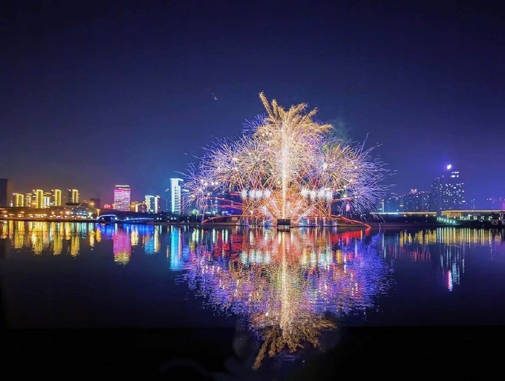 最in山东打卡地# 海之秀61日照太阳广场 摄影:徐金英 via速拍体育