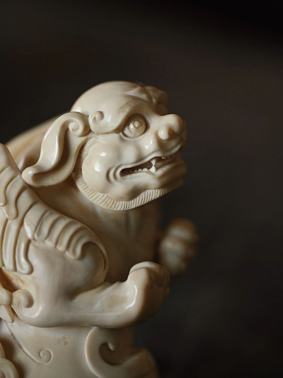 猛犸"飞熊" 神兽飞熊作人立状,头微偏,双耳后抿,圆眼大嘴,利齿张露