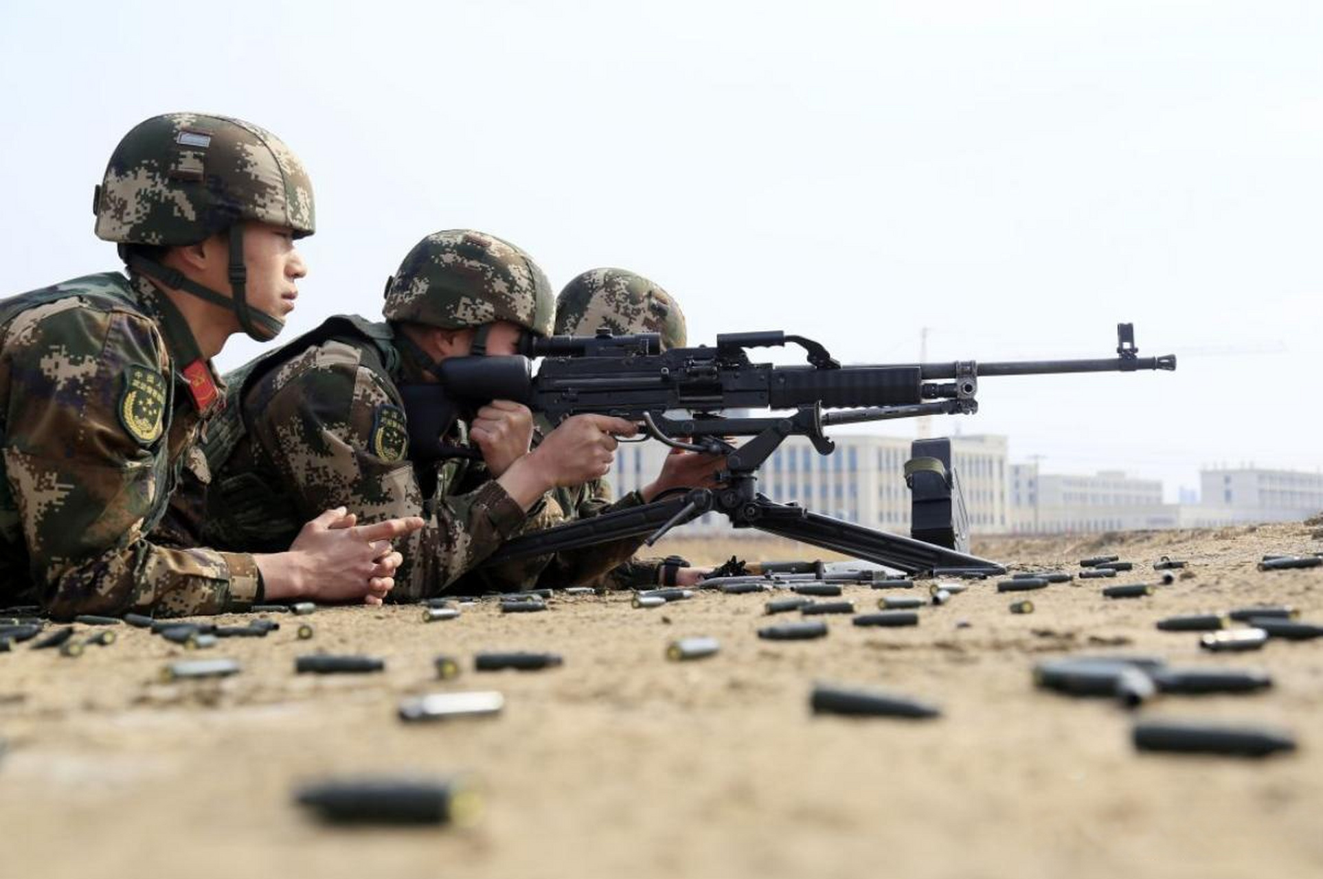 武警训练中的88式通用机枪,很久没有看到88通机的身影了; 当年为了搞