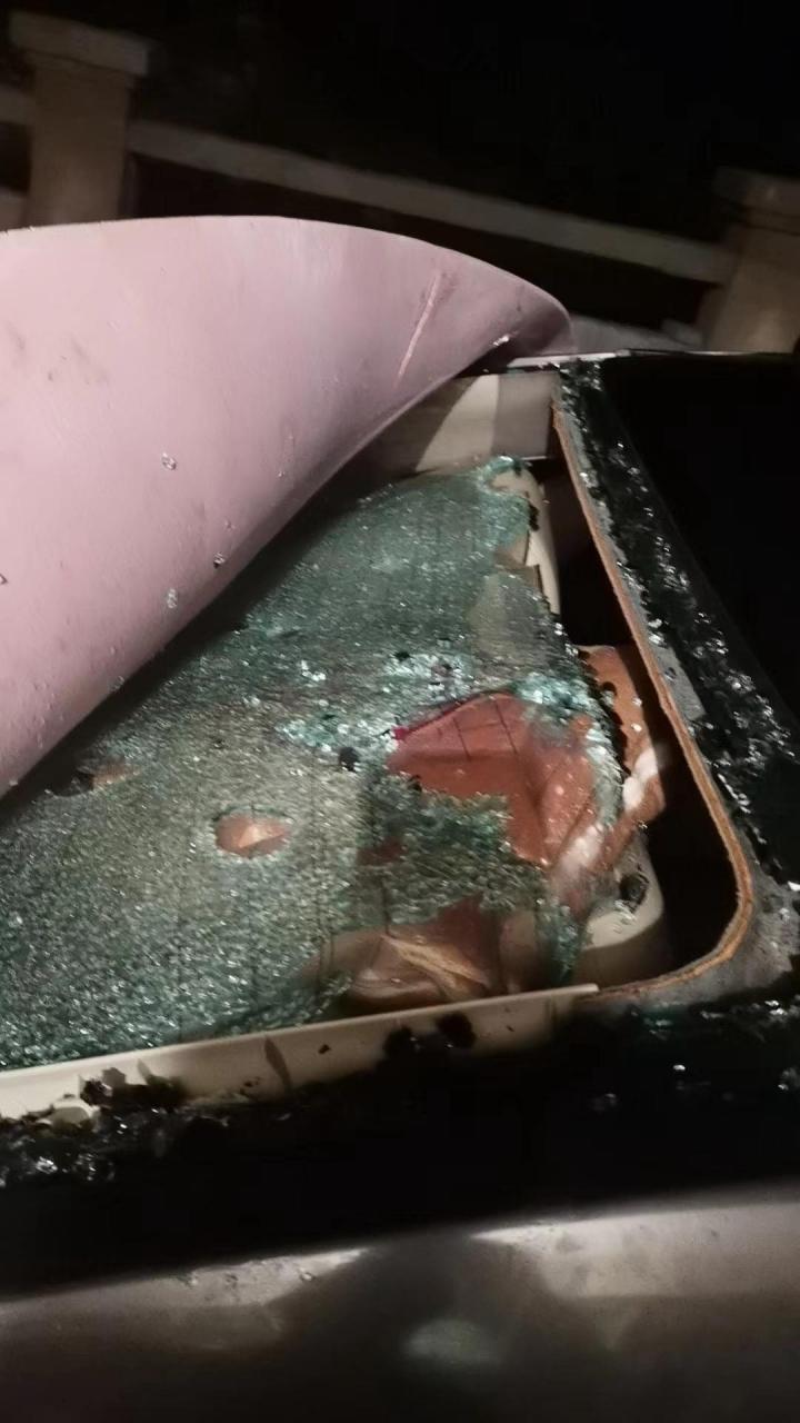 这场冰雹下得车子后面的玻璃全部给砸碎了,损失惨重啊,整个车子都废了