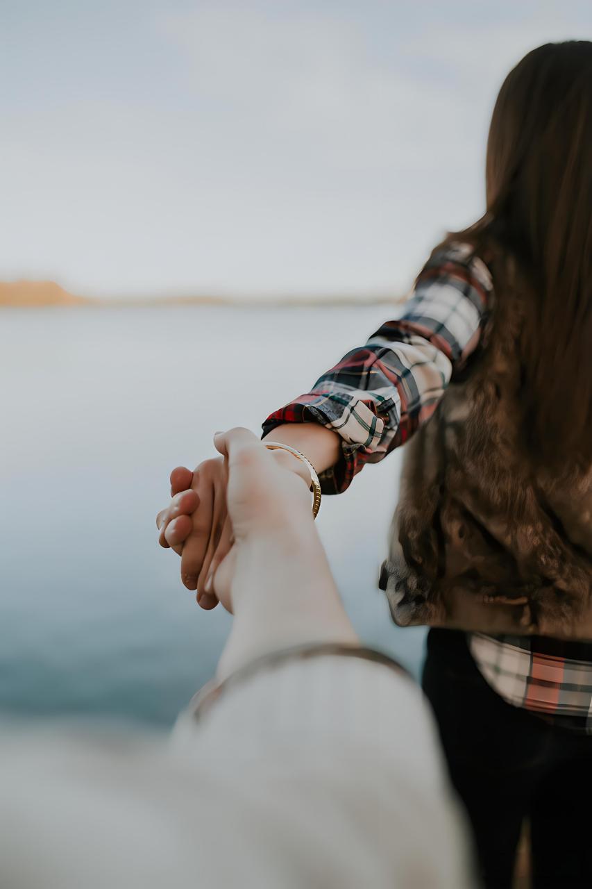 💕 看着这对情侣手牵手,漫步在街头巷尾,或是享受着浪漫的时刻,真是