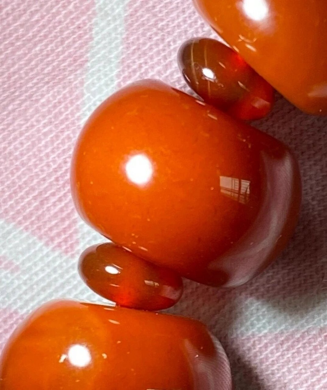 南红打假篇~关于烤色 关于烤色南红 玛瑙烤色,放大看表皮会有明显的火