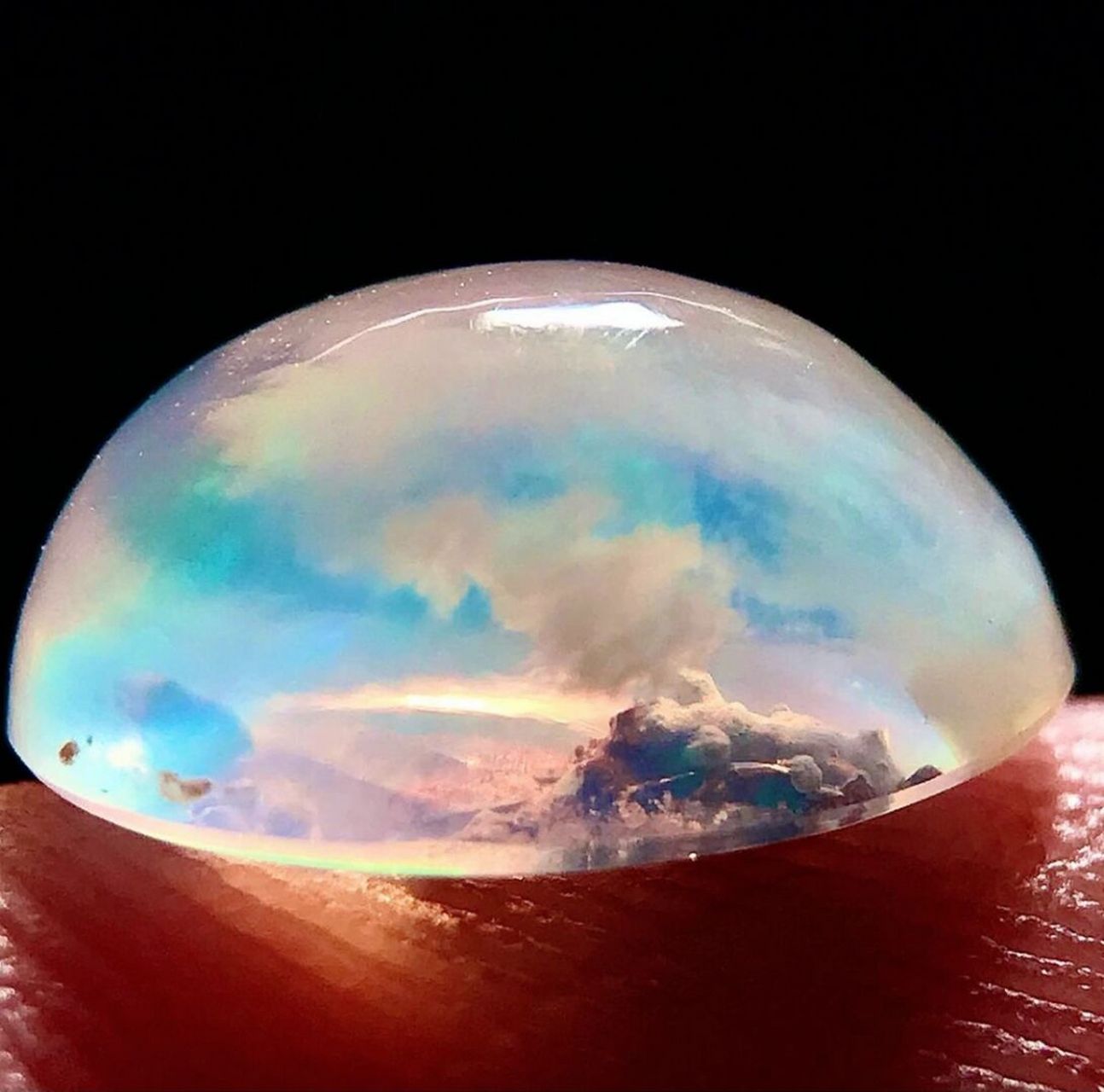 墨西哥宝石商magda minerals 最近展示了一枚欧泊藏品 内部的天然杂质