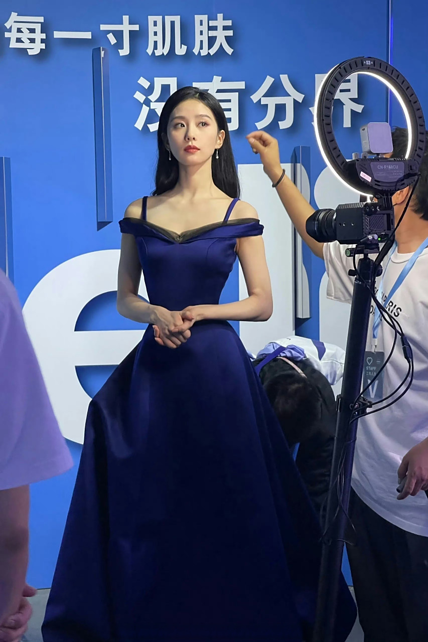 刘诗诗蓝色长裙好优雅好优雅哦,这个腰好细,好羡慕