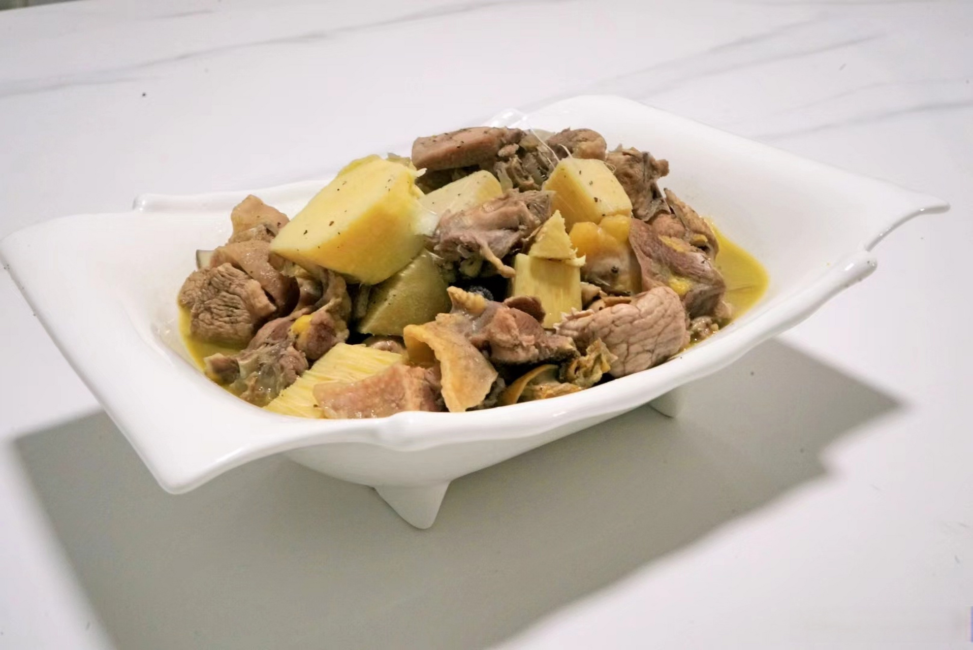 棕包头烀鸡"味道极妙,棕包头取自于腾冲特有的甜棕树尖芯拔出来的嫩茎