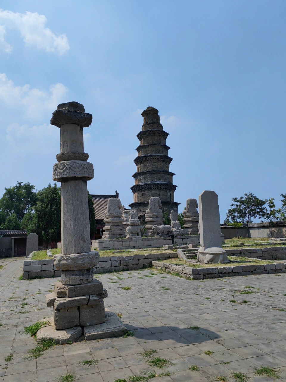 响堂山石窟,又称响堂寺石窟,坐落在河北省最南端的邯郸市峰峰矿区,属