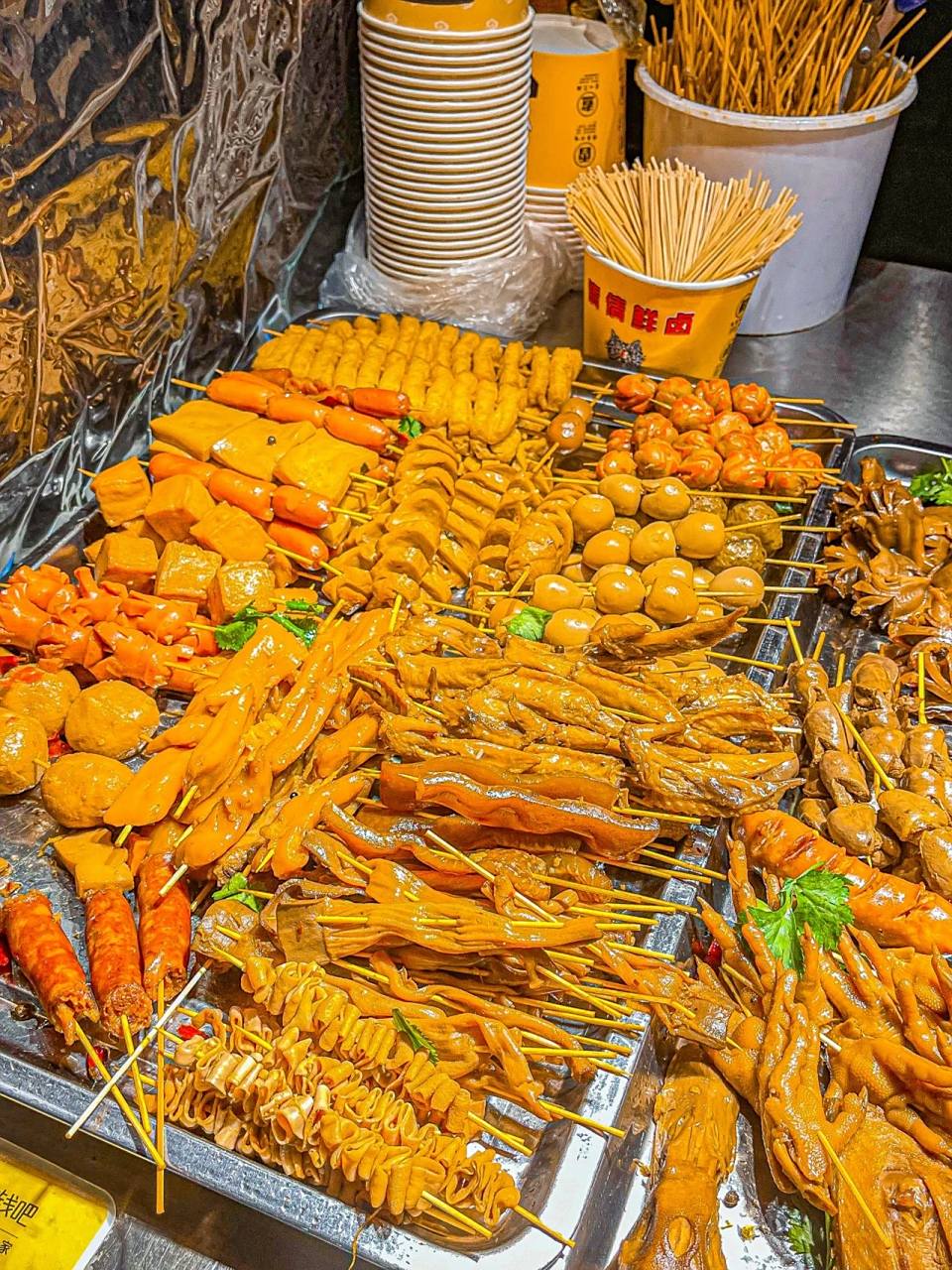 满满人间烟火气🥢1元1串的热卤串 好吃哭 晚上散步🚶大老远就被热