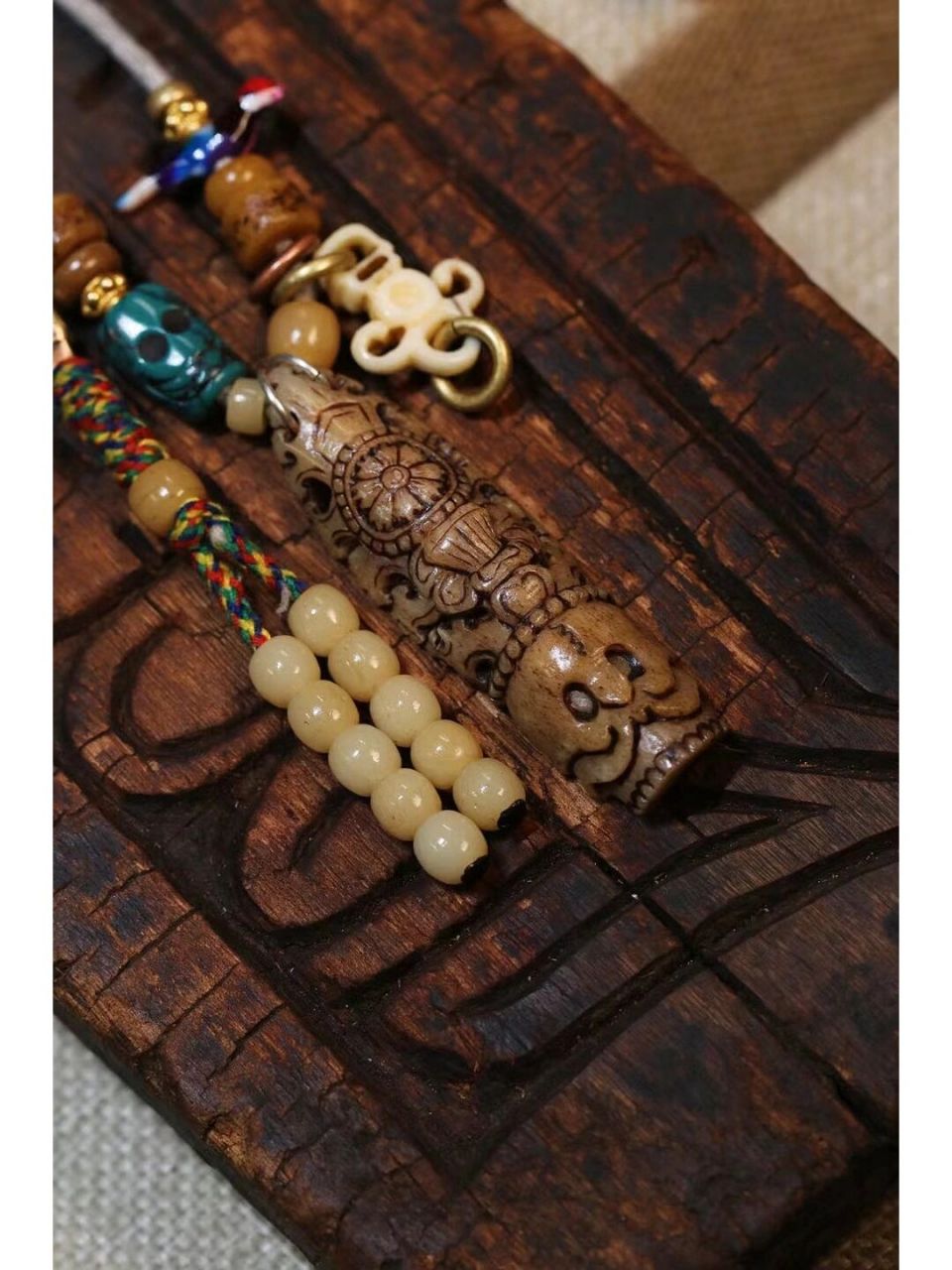 每一片法衣腿骨的形成依照宗教严格的仪轨,具有很高的收藏价值.