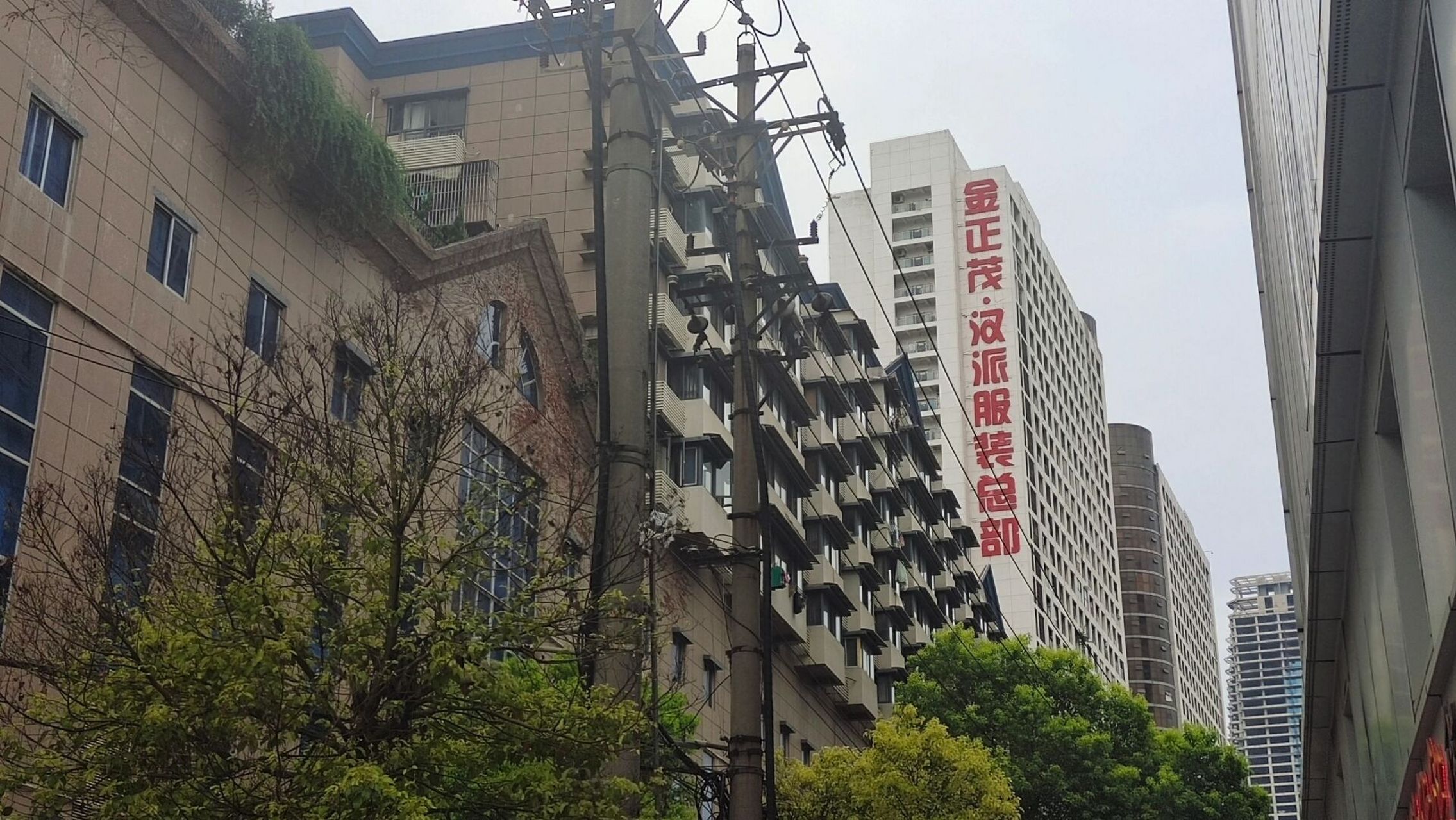 汉正街除了品牌服饰批发广场,还有多福商城,云尚,流通巷,金正茂,老三
