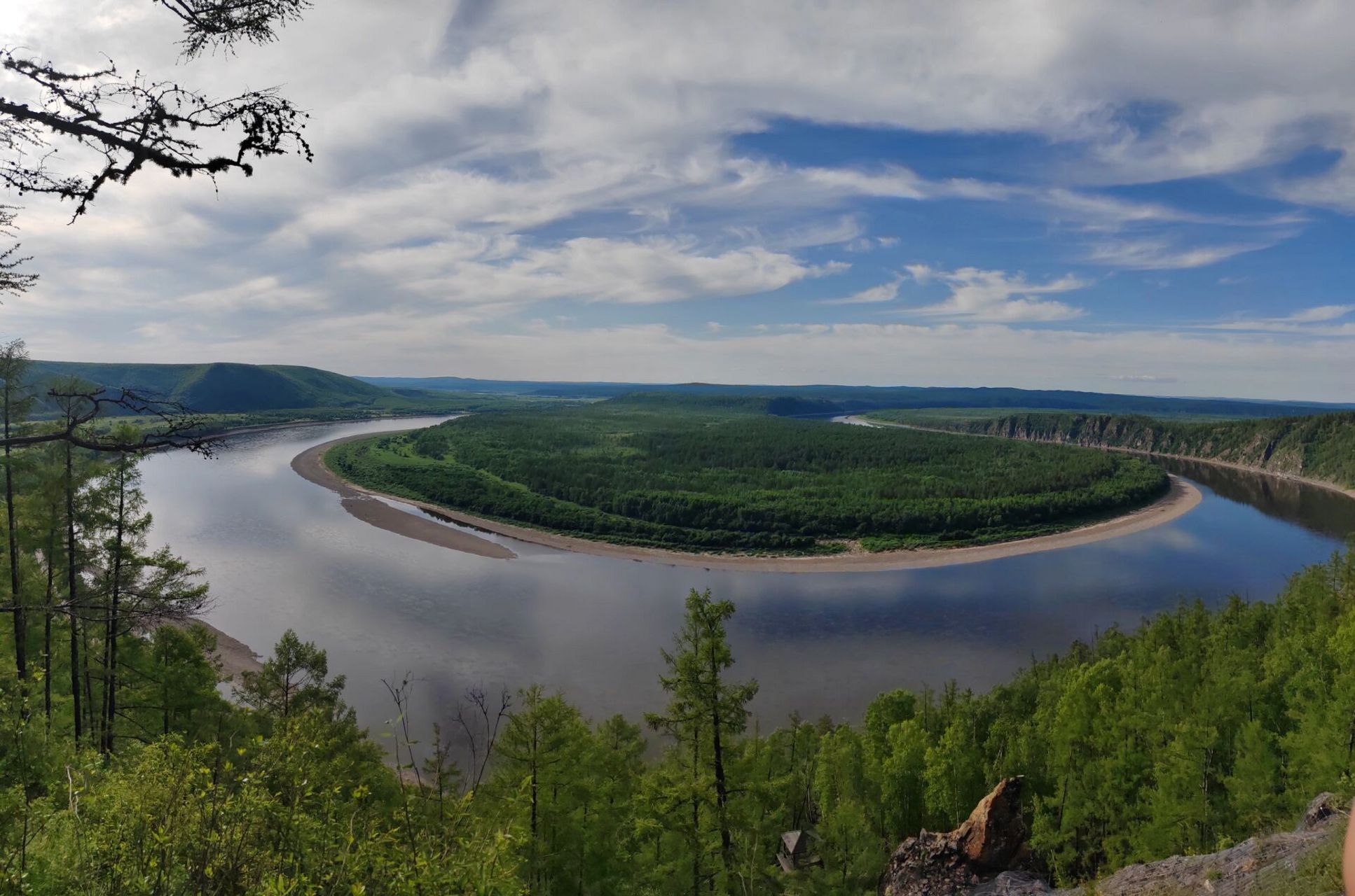 龙江第一湾 龙江第一湾是黑龙江上游一个壮观的江湾景观.