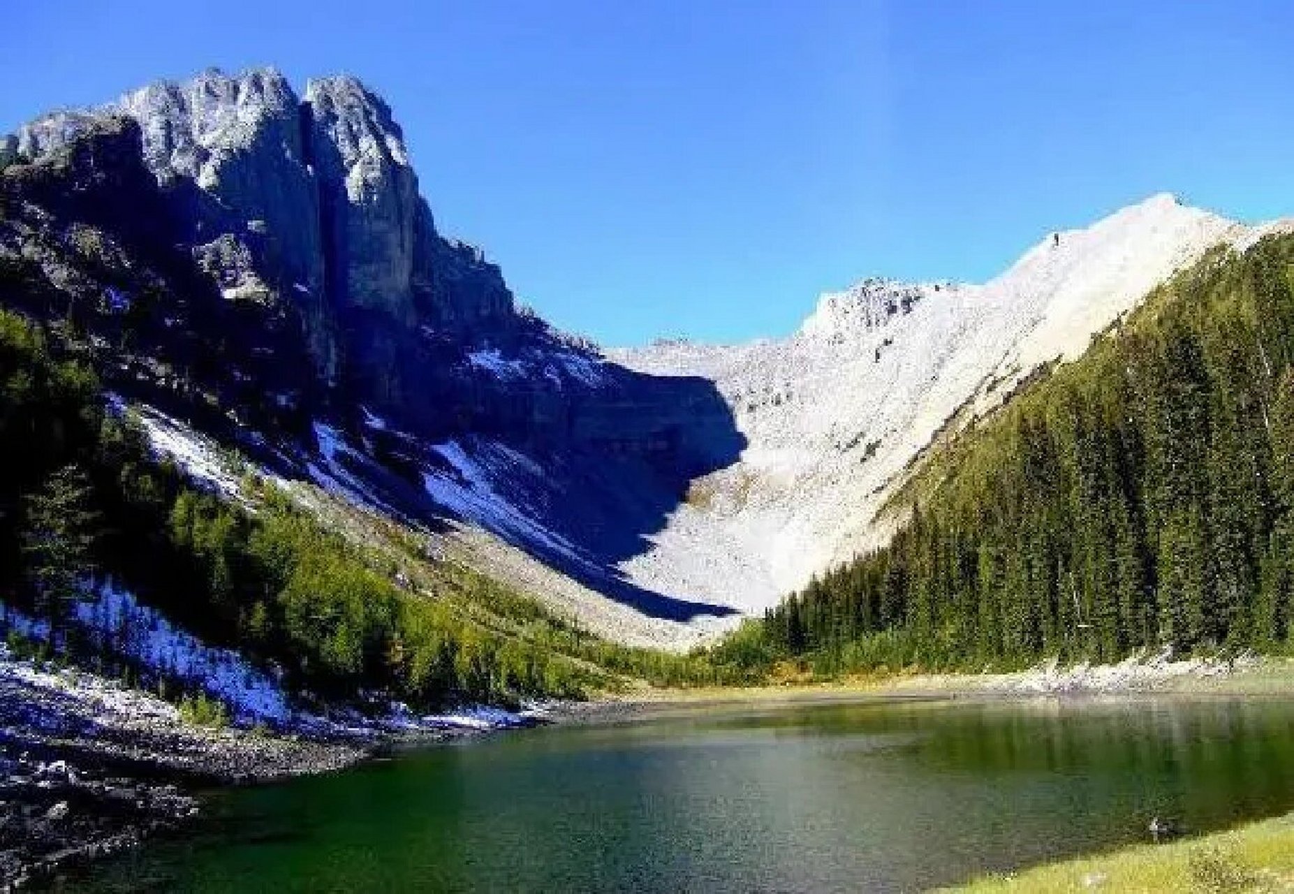 冰川侵蚀地貌 冰斗角峰刃脊 冰斗,形成于雪线附近山坡下凹,地势低洼