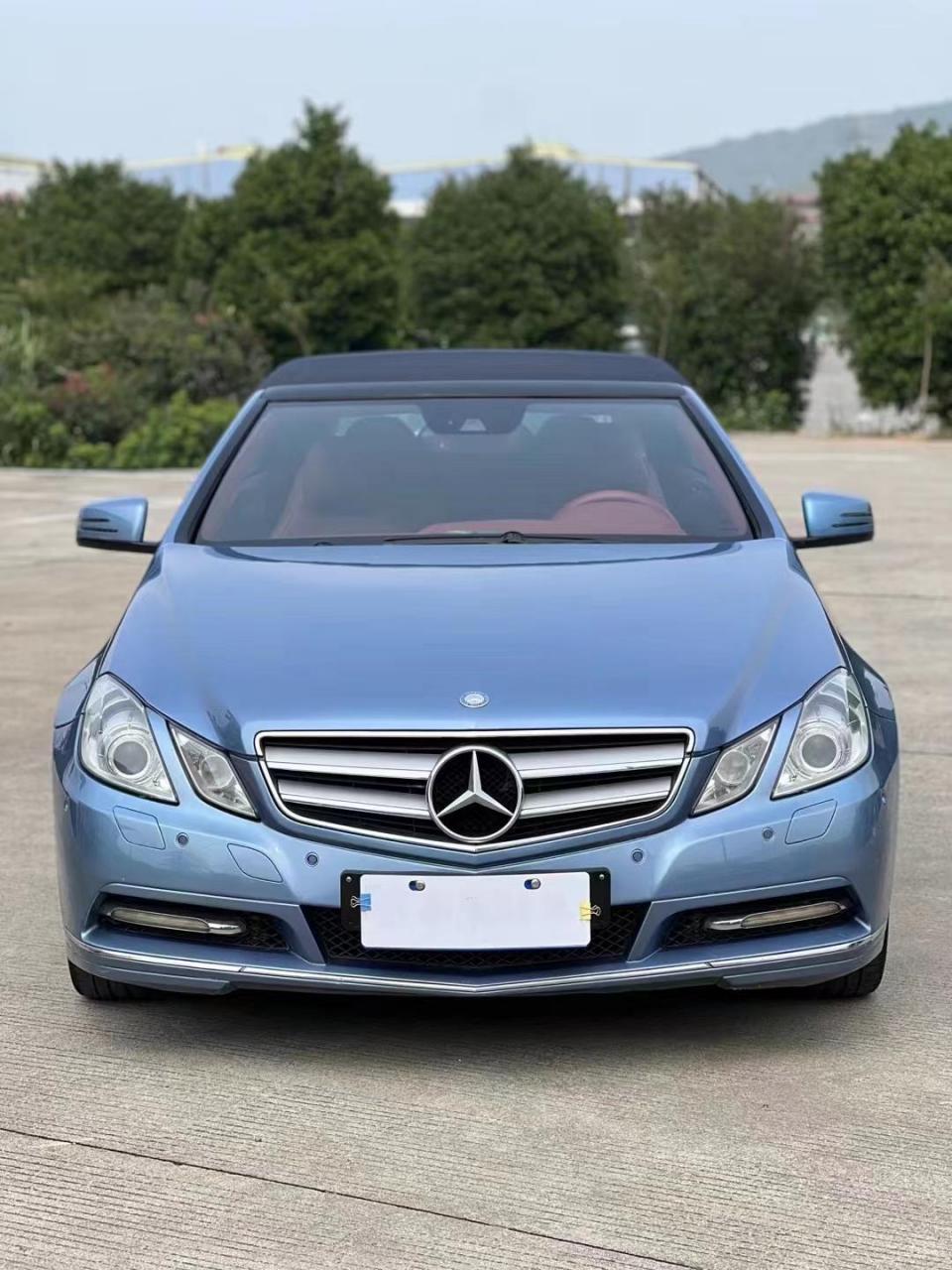 7档手自一体,2门4座软顶敞篷车,马上夏天了,要开敞出去兜风了咯奔驰