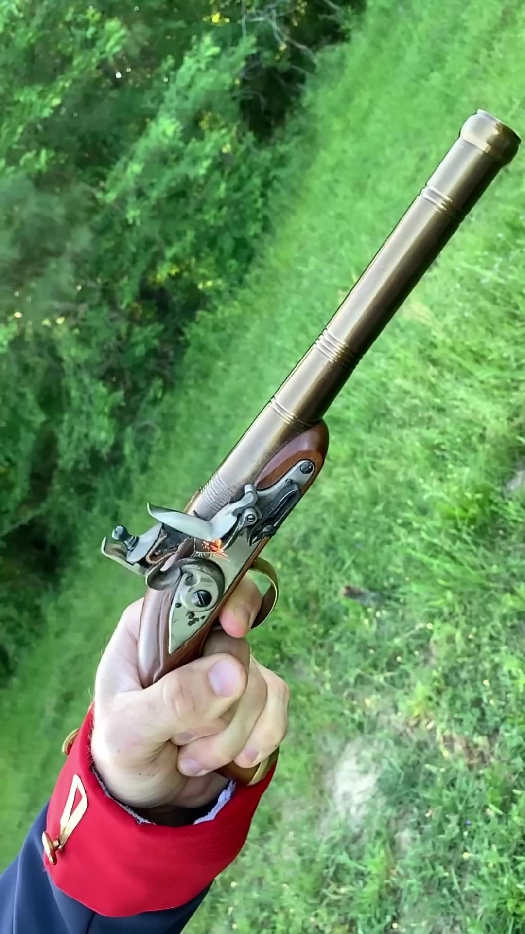 燧石枪的工作原理:燧石俗称火石,和铁器击打会产生火花,因此需要将它