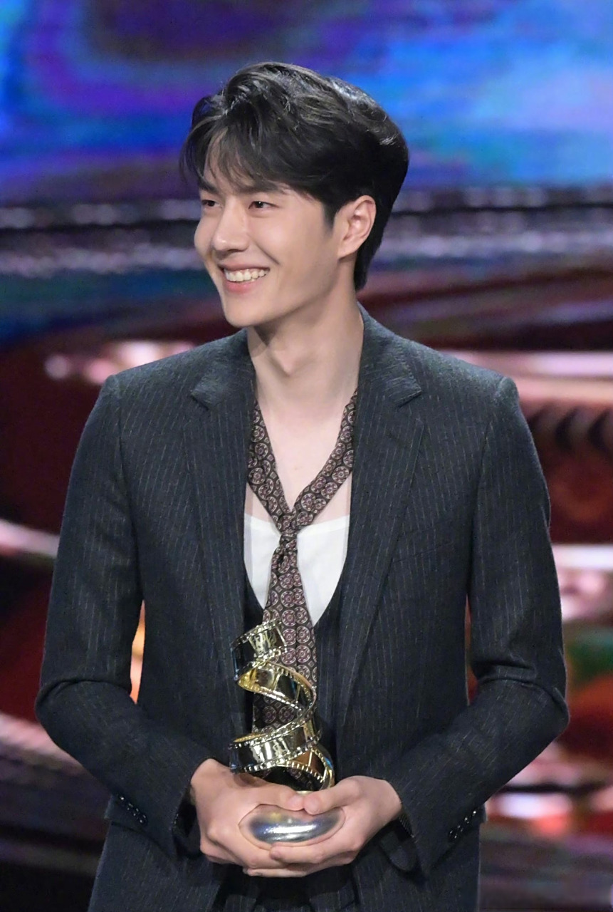 演员王一博获2023 #微博电影之夜#年度关注演员荣誉.