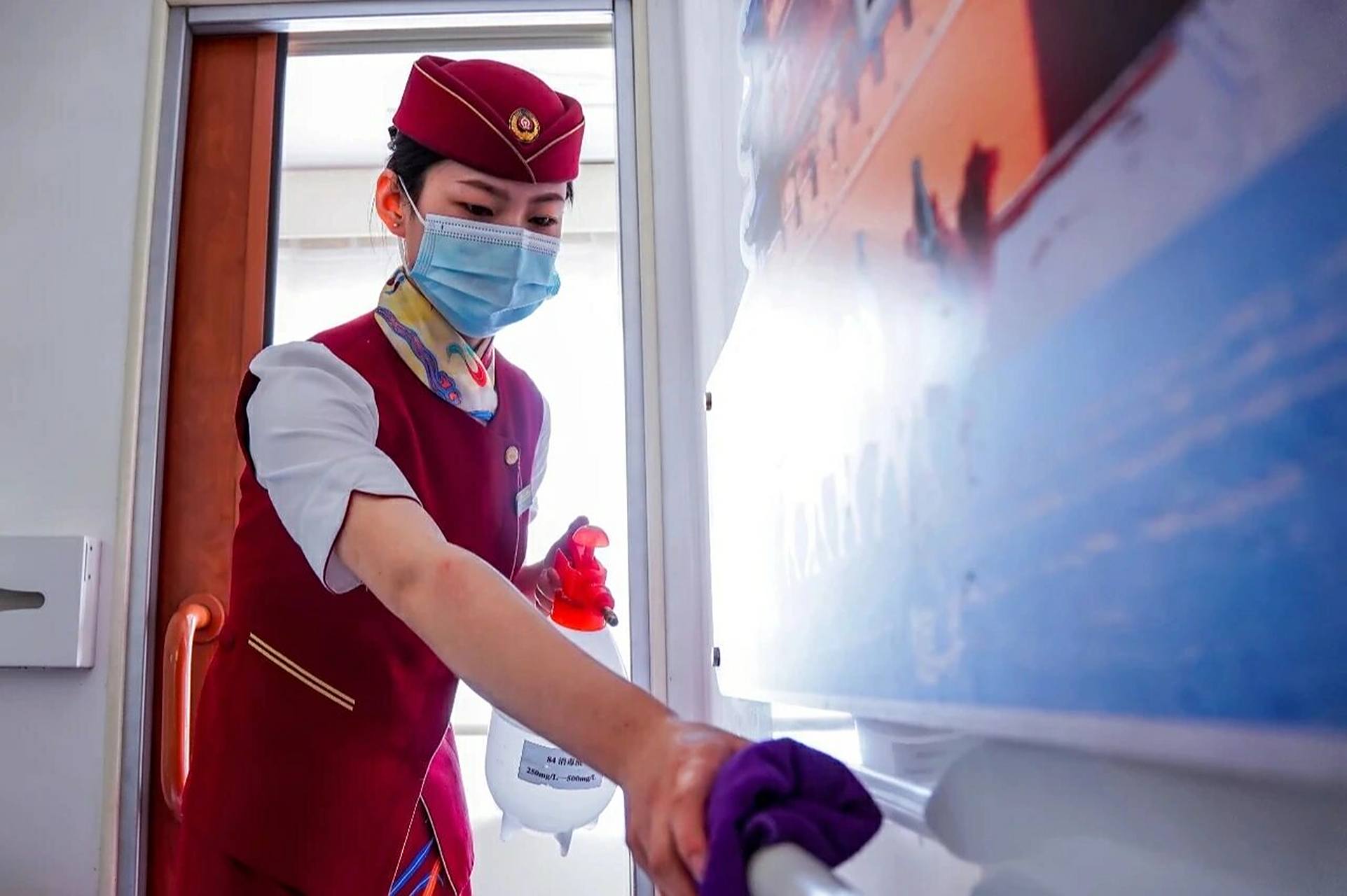 铁路乘务员分高铁乘务员和普通列车乘务员,一般普通客运员实习期月薪