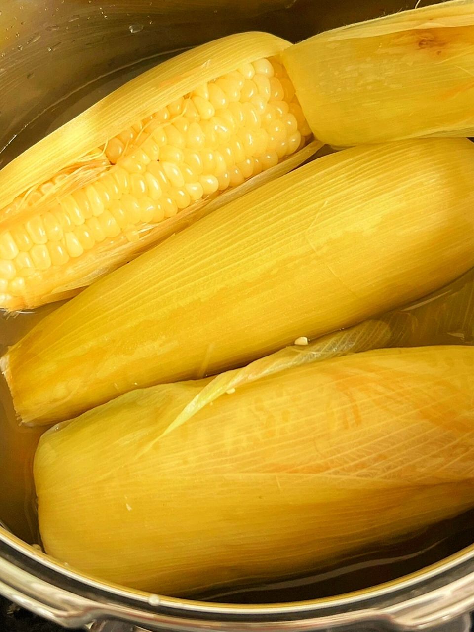 玉米这么煮真好吃 十分钟就出锅 高压锅煮玉米十分钟就煮好了 很省火