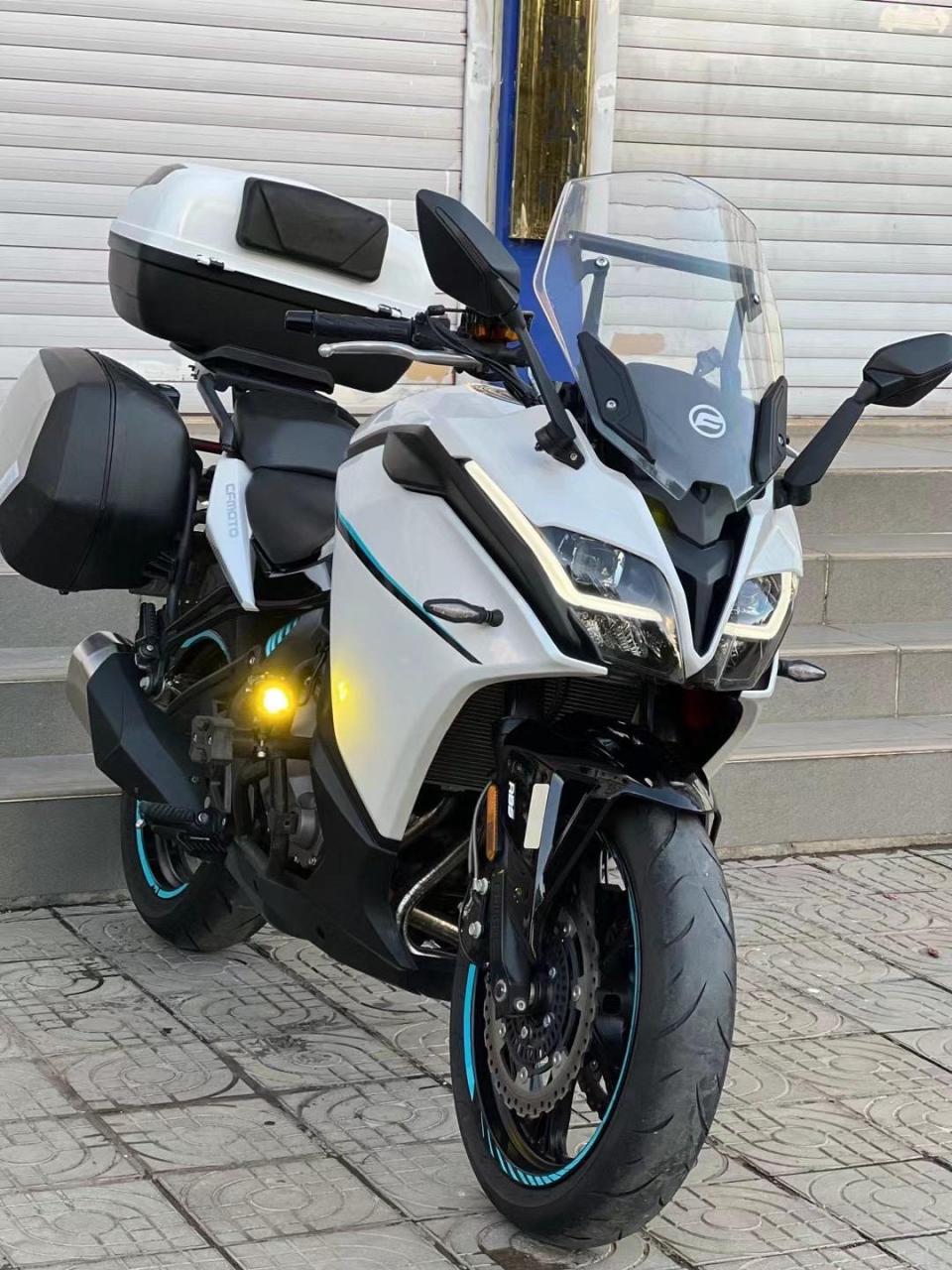 最新上架 19年年底春风400gt 加装三箱 未来之眼射灯 成色车况无可