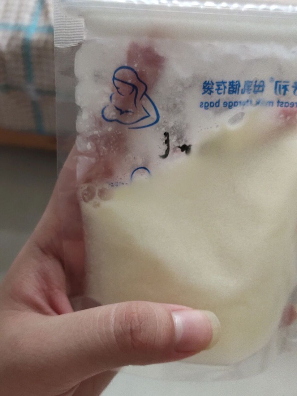 冷冻母乳解冻后有白色颗粒还能喝吗 大家有没有出现过这种情况 冷冻