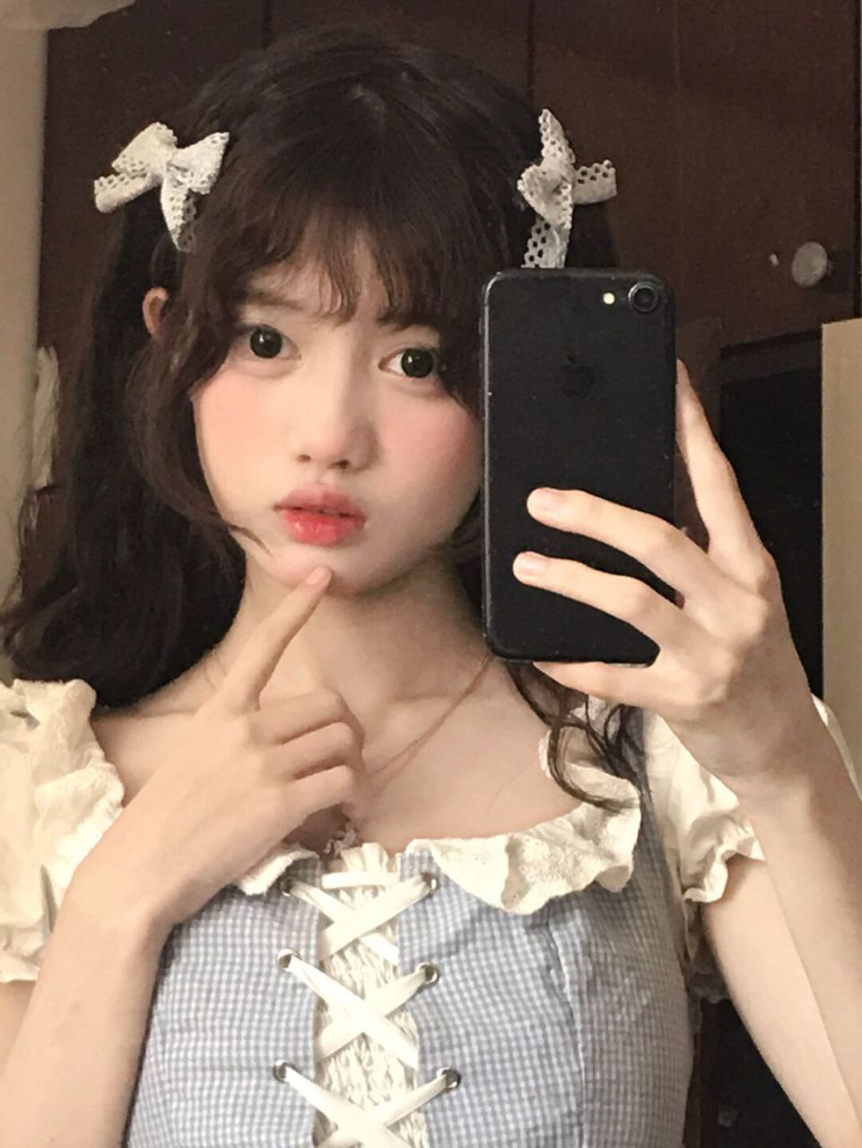 这个发型好可爱 有大小姐内味了～ 就是扎两个麻花辫然后往后脑勺别住