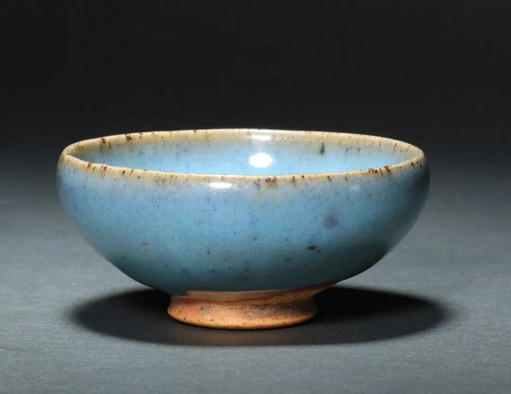 元代 钧窑天蓝釉紫斑泡泡盏 宋瓷市场的热门品种,俗称"泡泡碗",由于