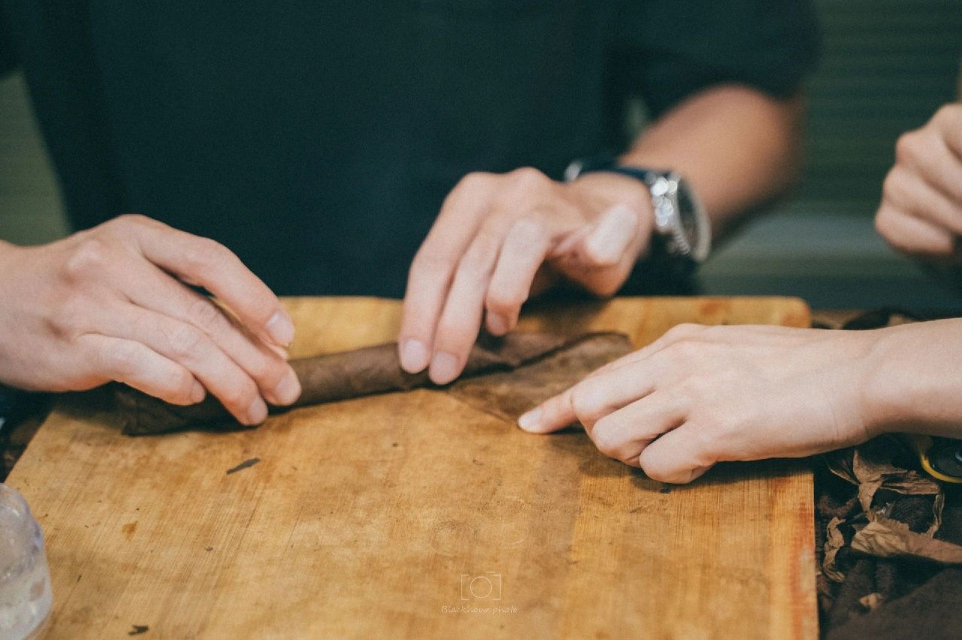 学习手工卷制雪茄 雪茄的整个制作过程也是对植物,烟草最本真地还原其