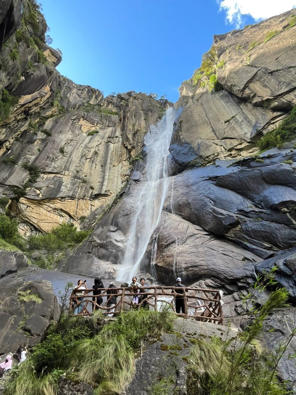 西藏林芝卡定沟天佛瀑布 林芝被称为雪域江南,高原明珠,主要是因为他
