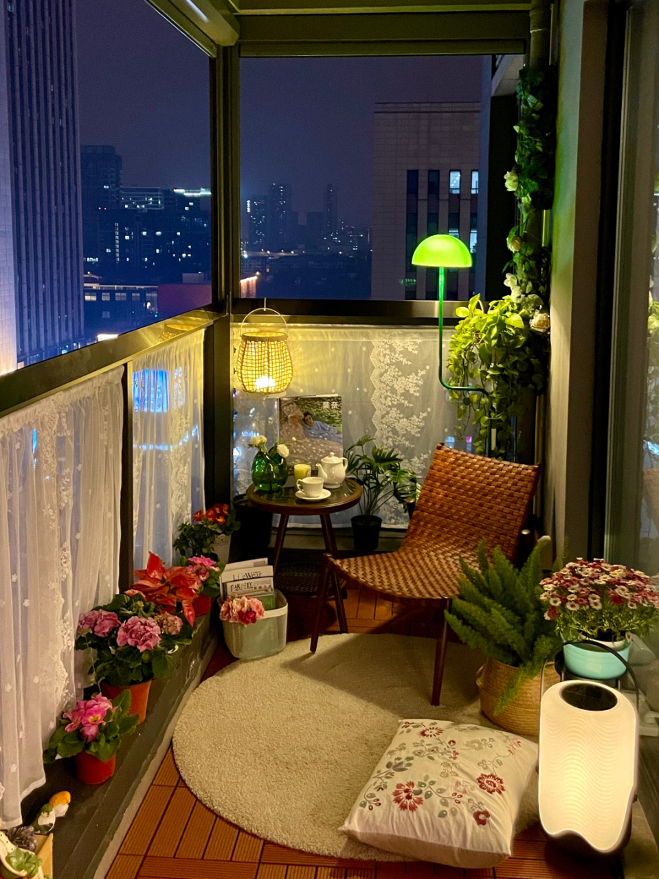 阳台小花园里的夜景美极了.
